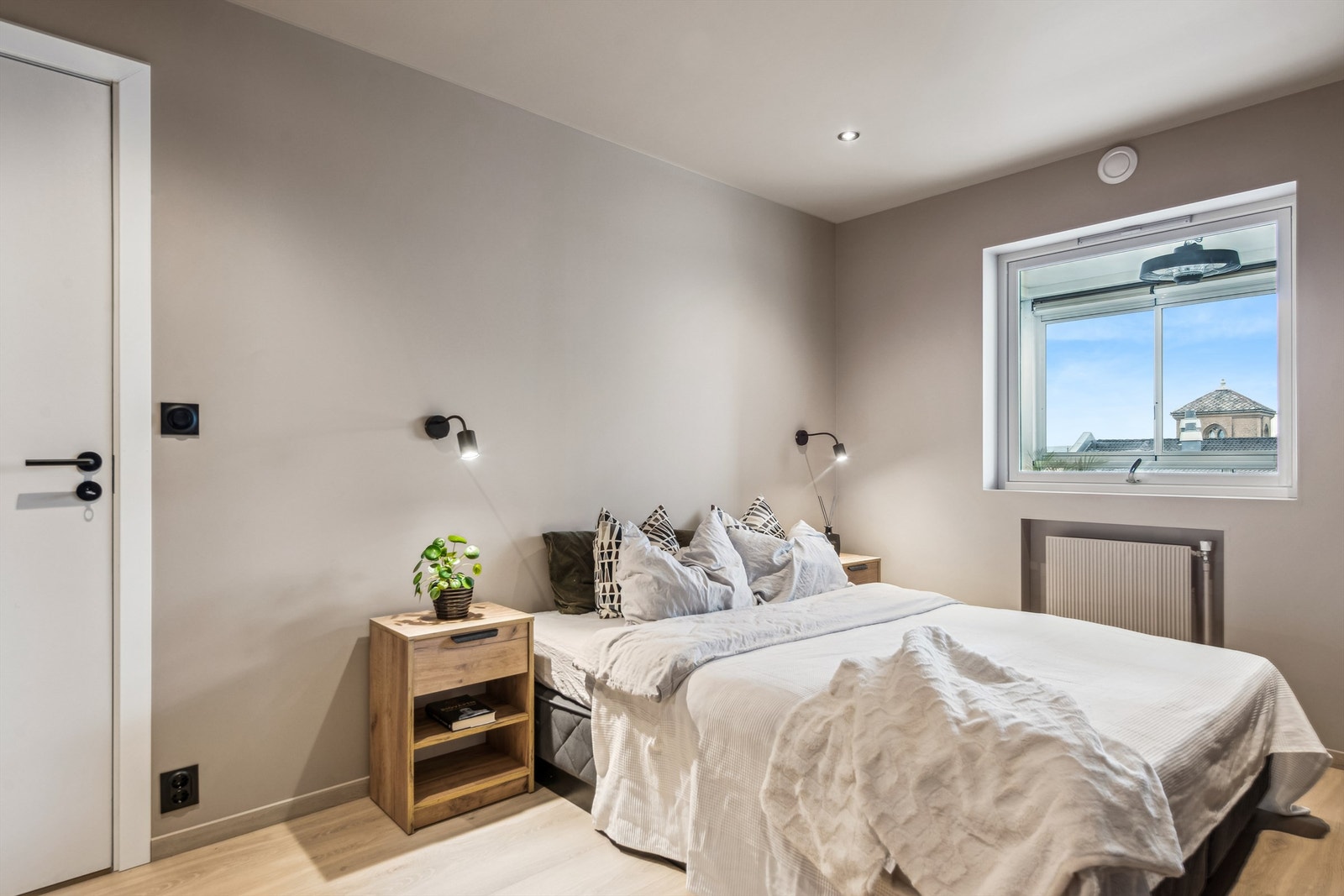 Leiligheten er totalrenovert med overflater samt, nytt el-anlegg, vannrør i rør-system, nye avløpsrør og røykvarsler - alt nytt i 2024. Galleribilde