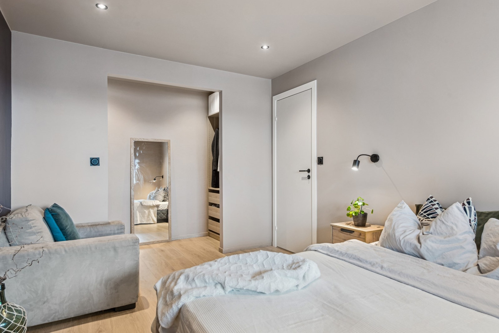 Her har du moderne åpen walk-in garderobe med god plass til oppbevaring av klær. Galleribilde