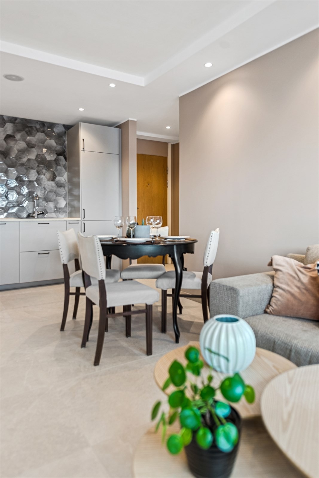 Her har du en moderne og nyoppusset 3-roms med balkong. Galleribilde