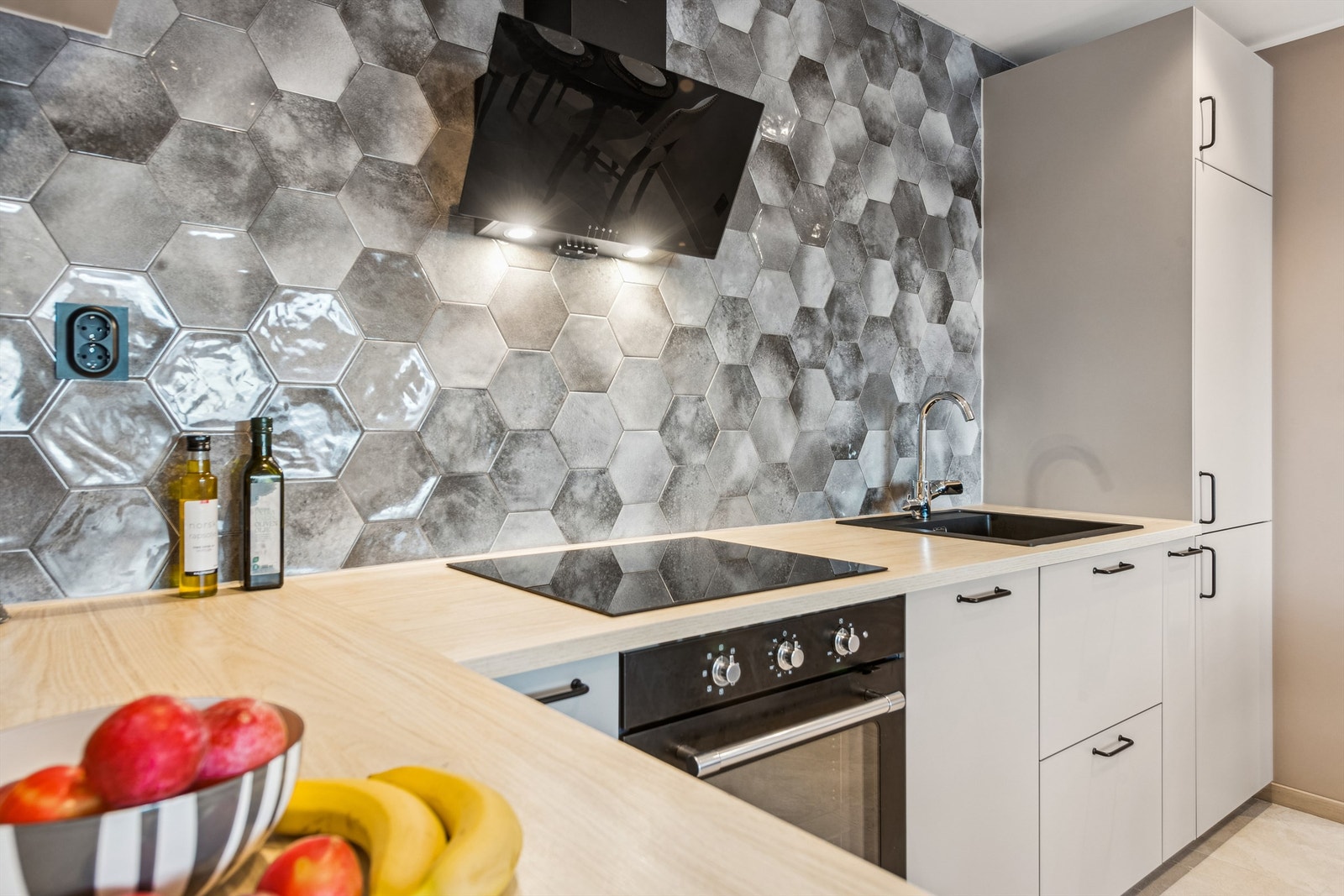 Integrerte hvitevarer som følger med handelen er kjøleskap, fryser, oppvaskmaskin, stekeovn og koketopp. Her finner du også komposittkum, ettgreps blandebatteri og komfyrvakt. Det er montert lekkasjestopper under kjøkkenbenken. Galleribilde