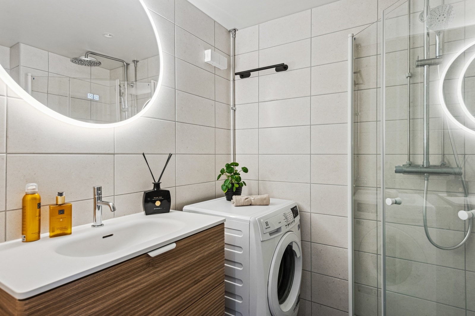 Lekkert baderom med fliser på gulv og vegger. Varmekabler i gulv som sørger for behagelig varme. Badet er nytt fra 2024 utført av firma i regi av borettslaget. Galleribilde