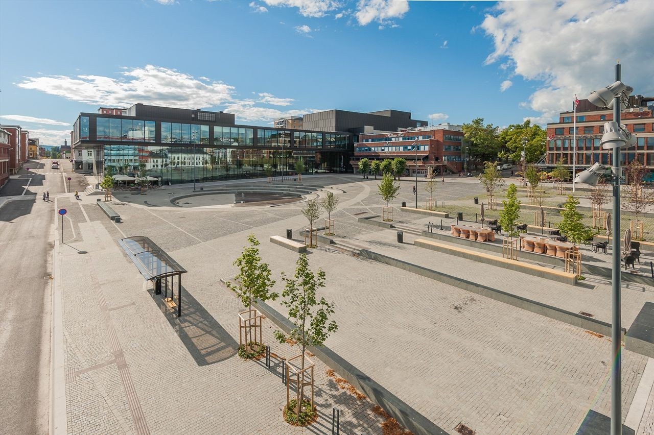 Her bor du i Hamar sentrum med alt av sentrumsfasiliteter rett utenfor døra. Koselige cafeer, spennende restauranter, kino, kulturhus, dagligvare og handlegate. Galleribilde