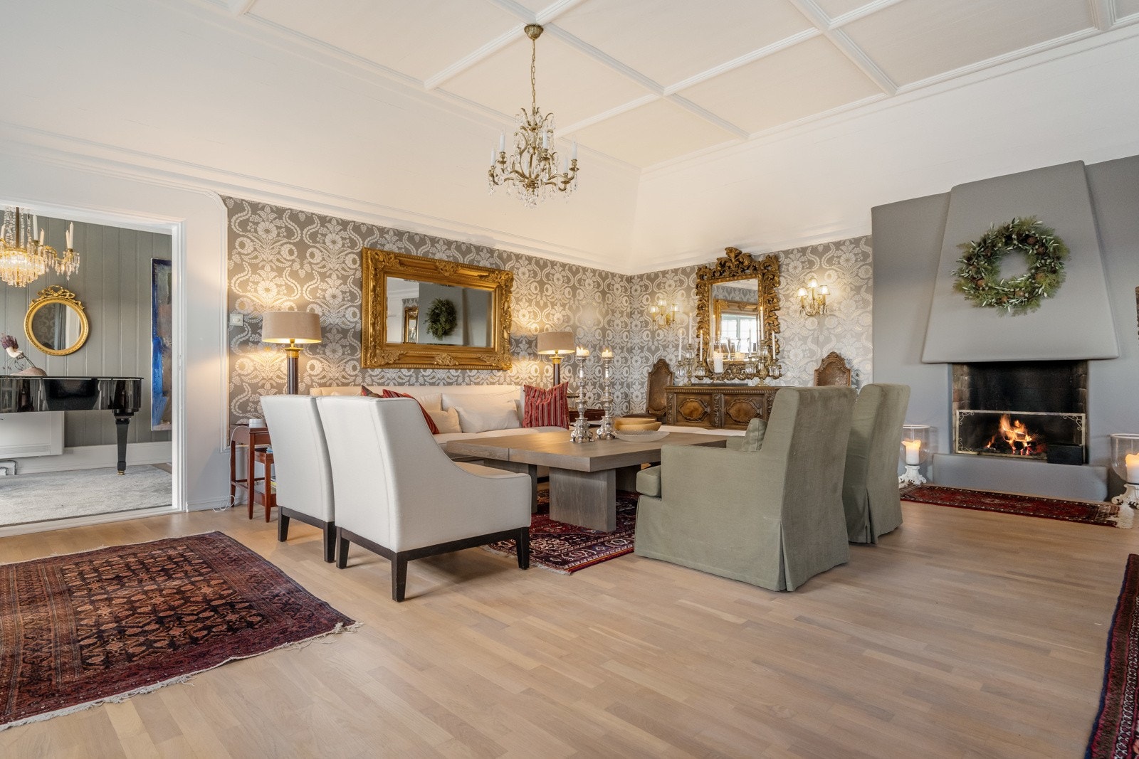 Elegant stue med flott peis og god plass til hele familien. Galleribilde