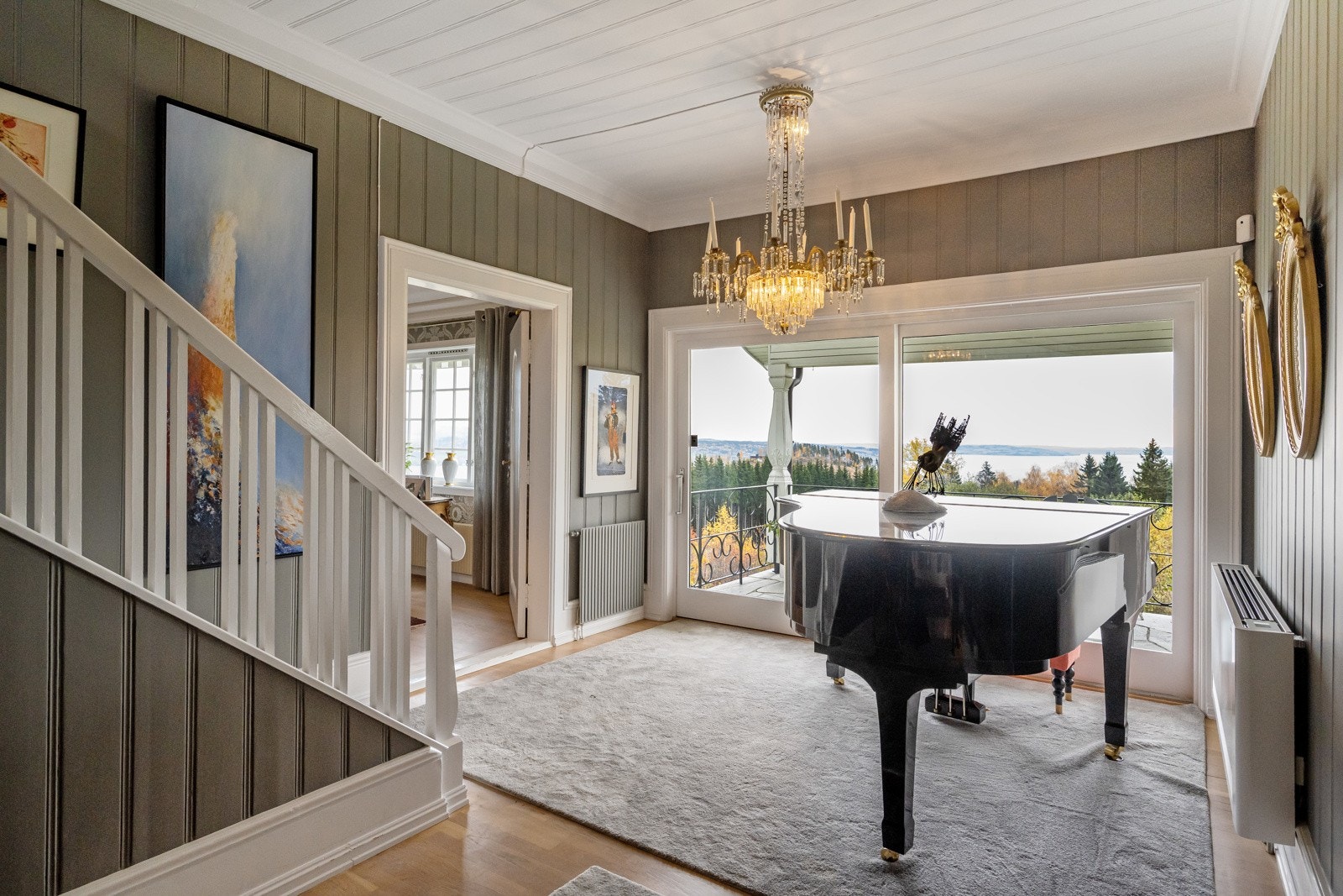 Fra hallen er det utgang til en takoverbygd veranda mot sørøst - perfekt for morgenkaffen med utsikt. Galleribilde