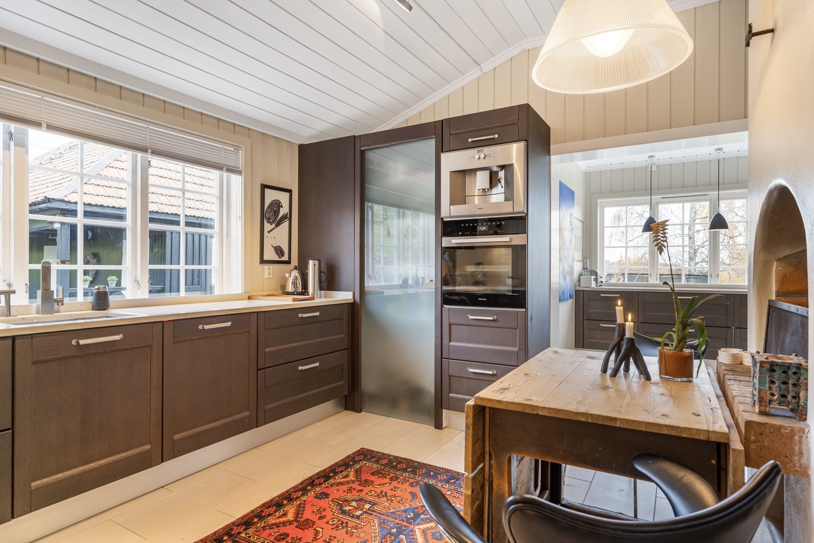 Skyvedør i glass til tørrmatskap. Hovedsakelig integrerte hvitevarer. Plass til frittstående kjøl-/fryseskap. Galleribilde