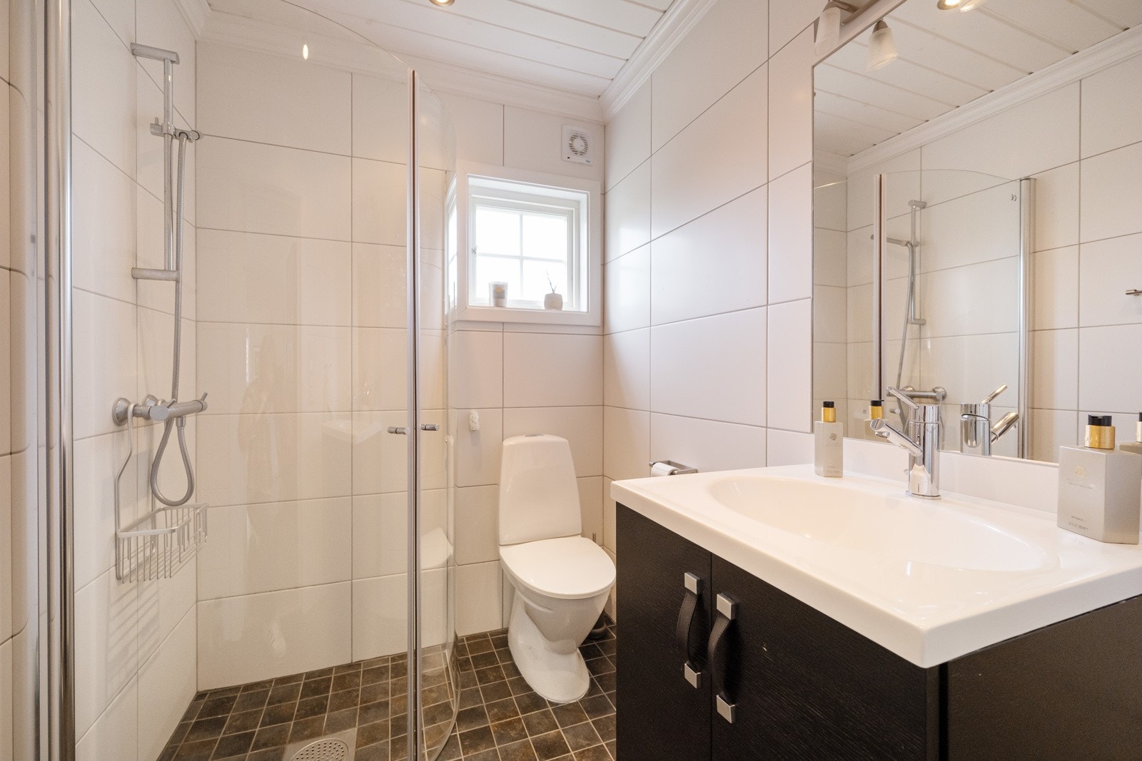 Badet er flislagt og innredet med alle nædvendige fasiliteter. I tillegg finnes separat vaskerom i kjeller. Galleribilde