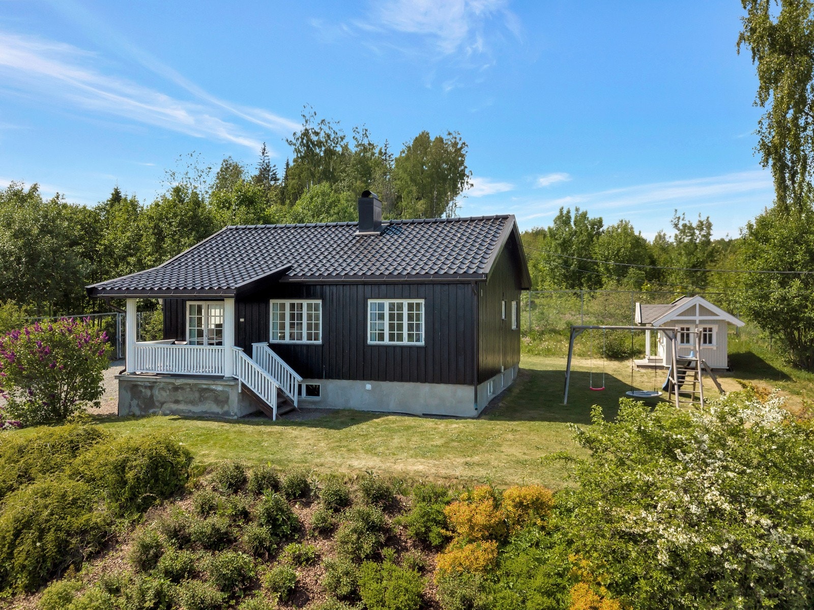 På eiendommen finnes et gjestehus over ett plan med kjeller. Galleribilde