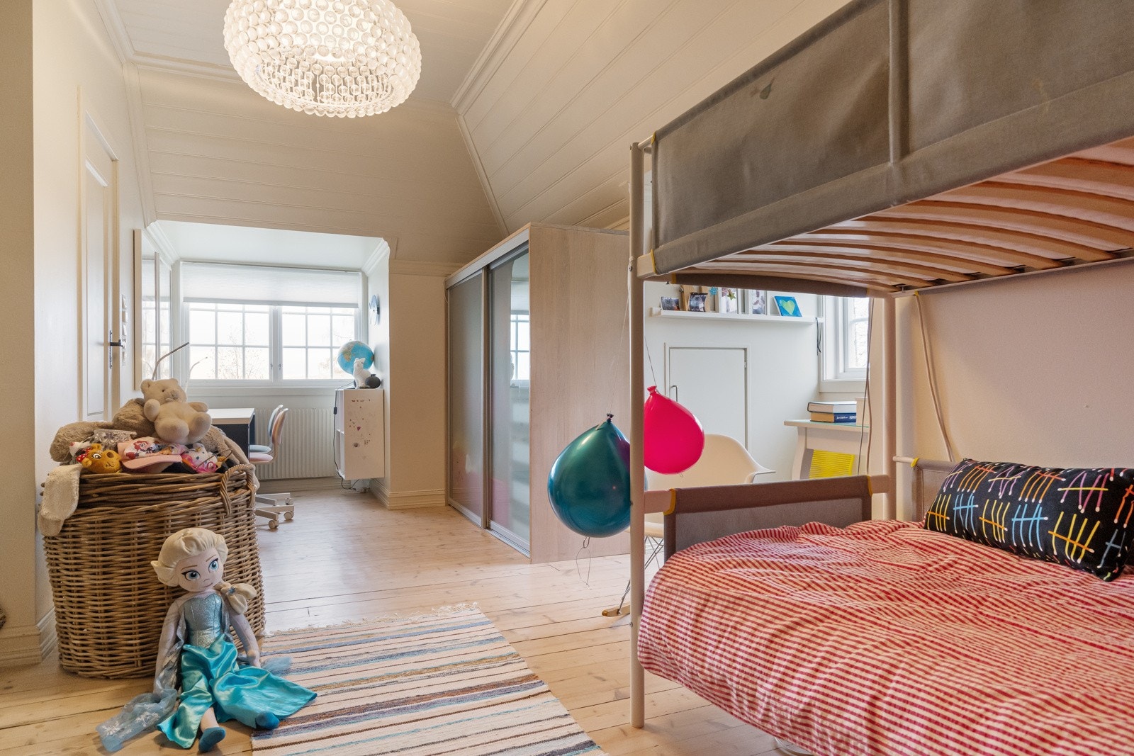 I tillegg finnes 2 gode barnerom / gjesterom / kontor. Galleribilde