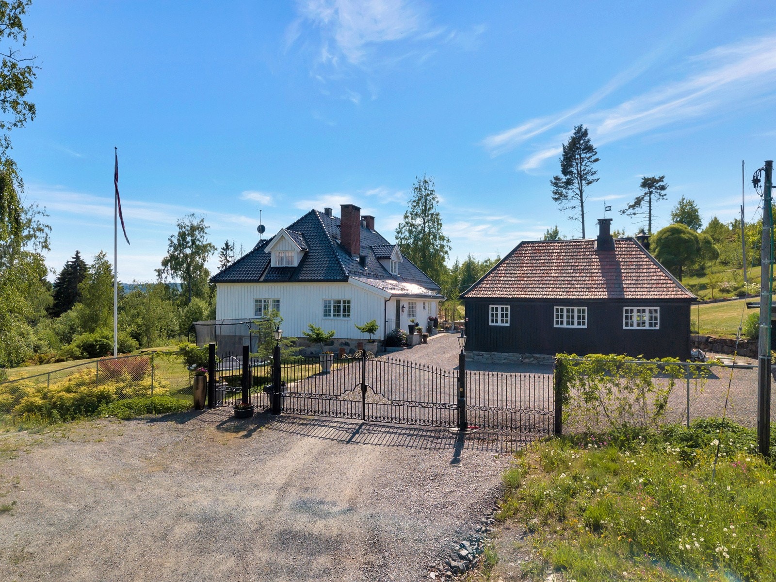 Adkomsten er preget av en nydelig smijernsport som understreker ekslusiviteten på denne eiendommen. Galleribilde