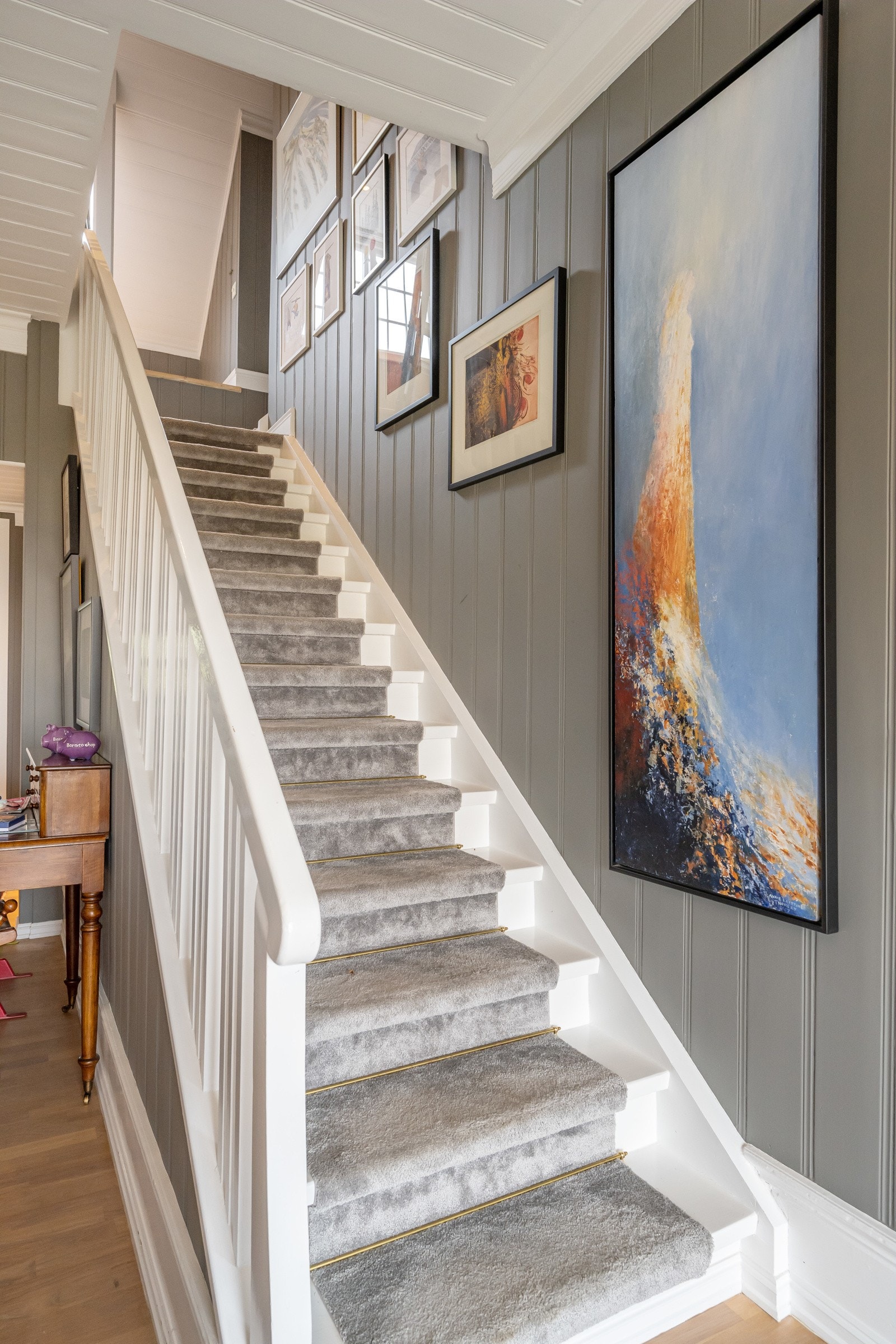 Trapp i treverk mellom etasjene. Galleribilde