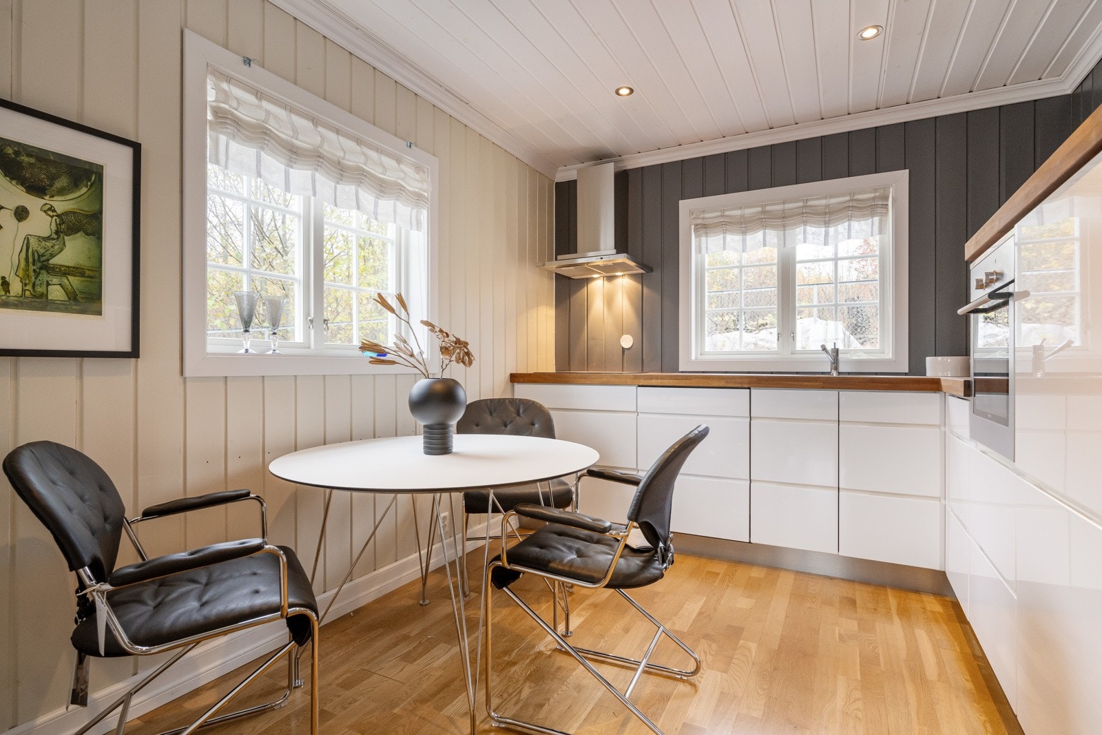 Kjøkkenet har innredning med glatte fronter og integrete hvitevarer. Galleribilde