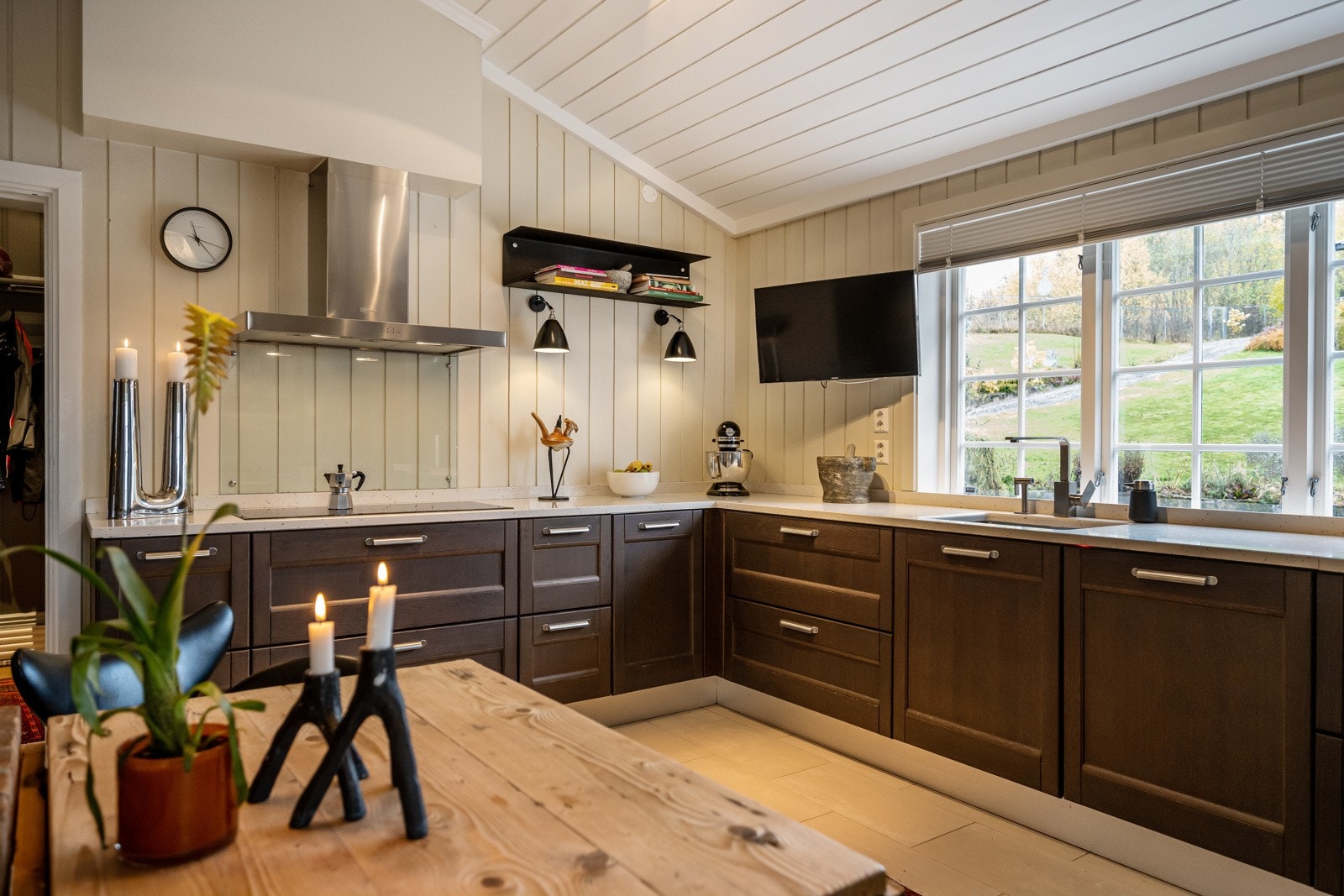 Italiensk kjøkkeninnredning fra 2008 med benkeplate i stein/granitt og 1 stor kum med 1- greps armatur. Galleribilde