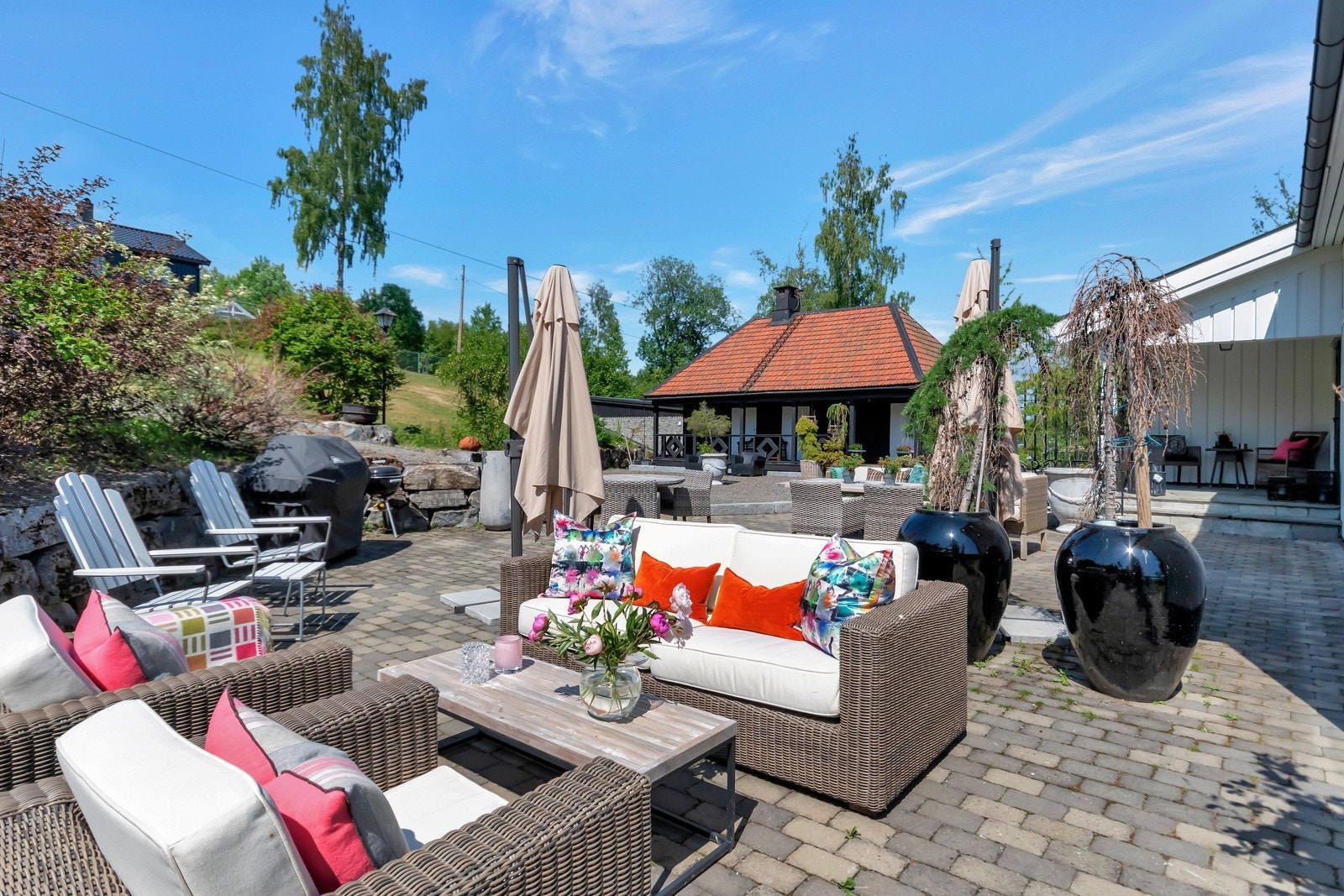 Eiendommen ligger i skrånende, terrassert terreng og er vakkert opparbeidet med brosteinsbelagte uteplasser, plen, gruslagte veier og forstøtningsmurer. Galleribilde