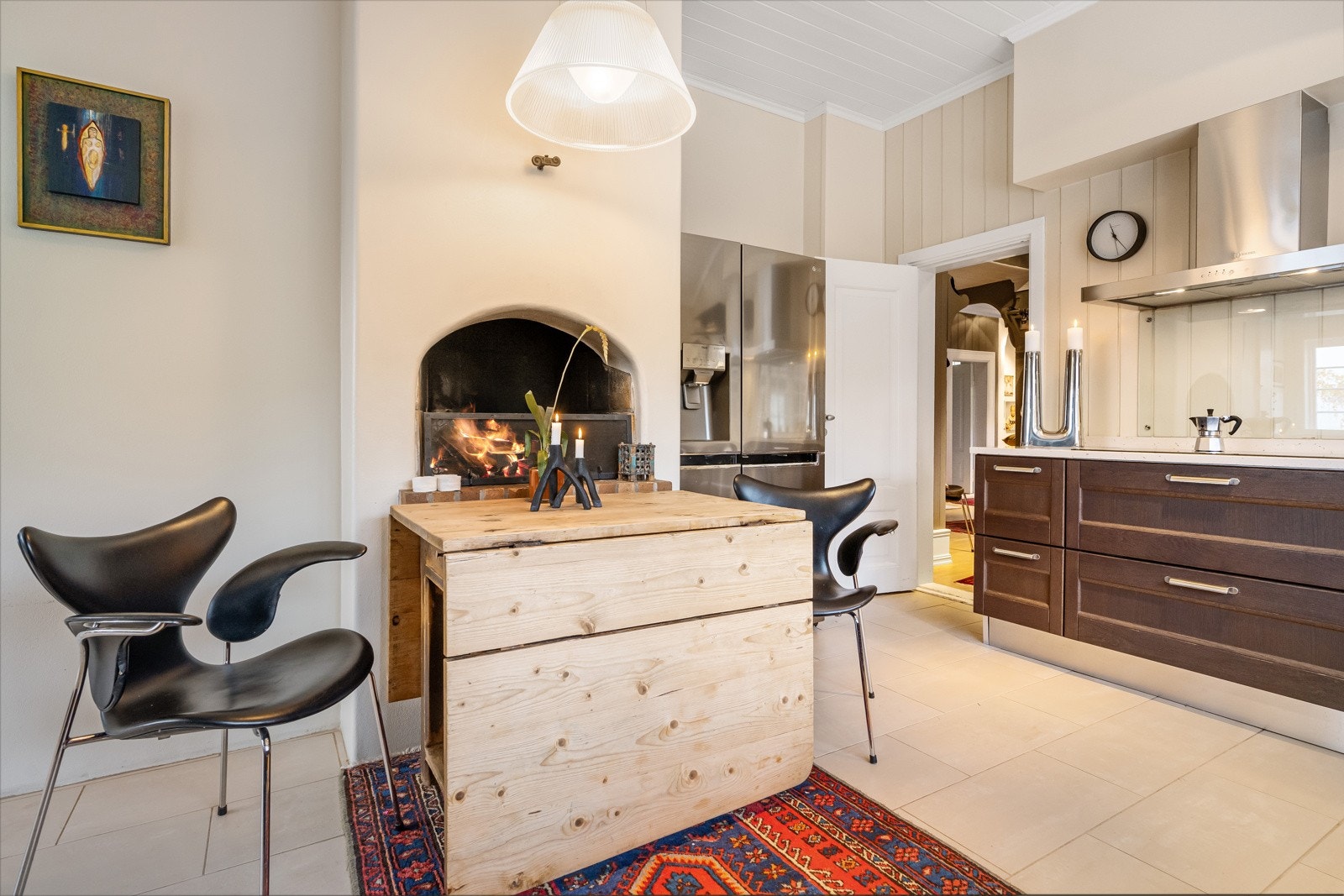 Foran peisen er det plass til spisebord med stoler på kjøkkenet. Ett koselig sted å starte dagen. Galleribilde