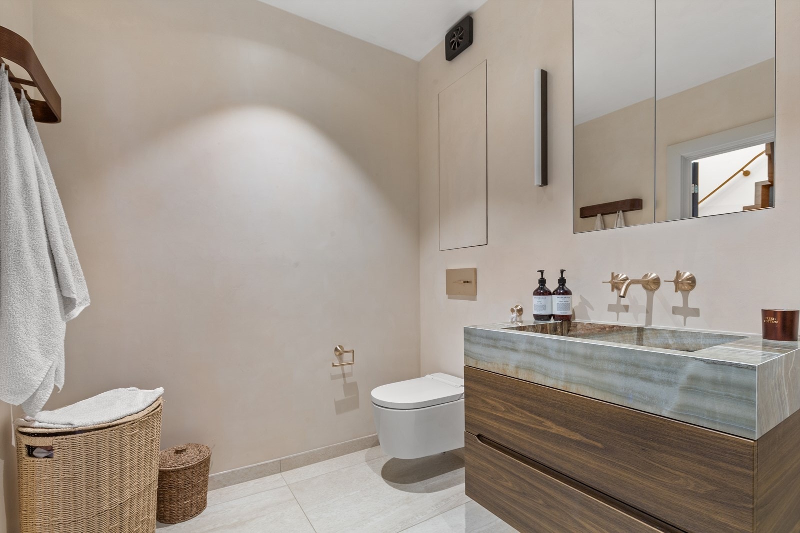 Badet holder en rød tråd meg gjennomtenkte materialvalg. Galleribilde