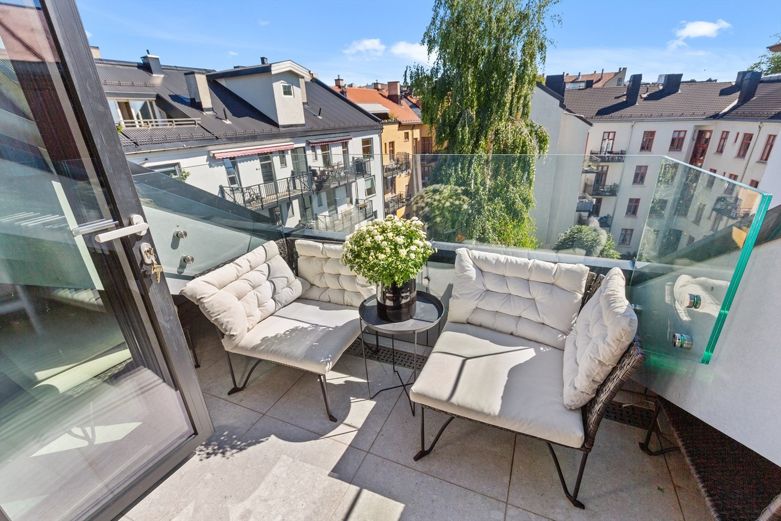 Unik og eksklusiv 4-roms toppleilighet | Total renovert 2023 | Nytt elektrisk anlegg | To solrike balkonger på 4 og 8kvm | To delikate bad | Hybel med egen inngang og skattefri inntekt på ca. 12-14.000,- Galleribilde