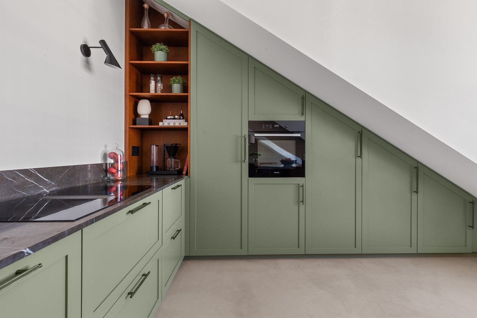 Lekker benkeplate og delikate fargevalg på kjøkkenet. Galleribilde