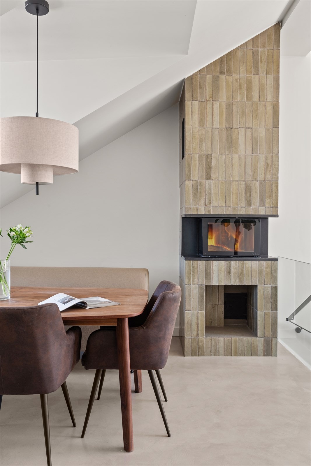 Leiligheten har to flotte ildsteder denne i spisestuen og en på hovedsoverommet. Galleribilde