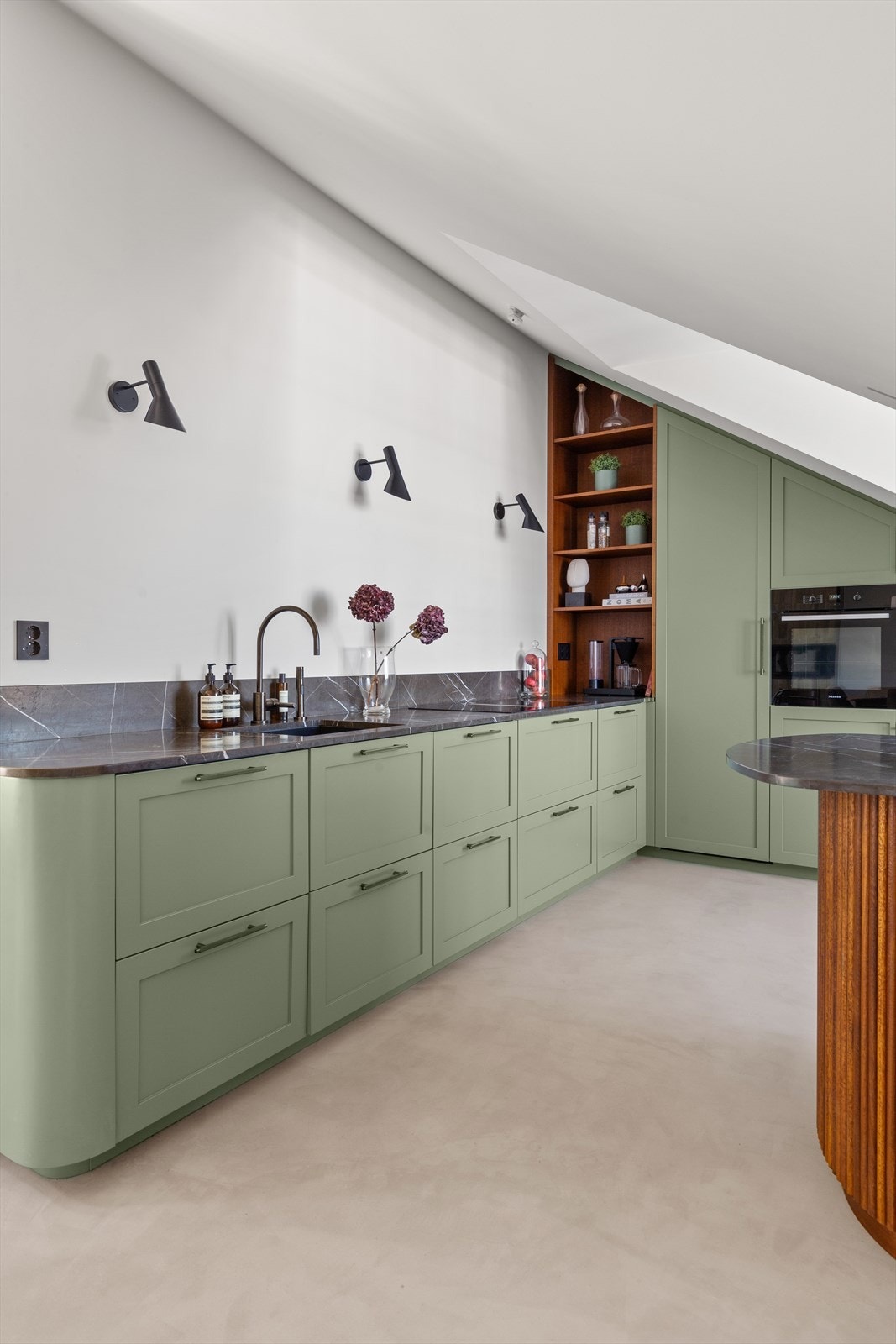 Legg merke til at kjøkkenet strekker seg helt opp til taket. Galleribilde