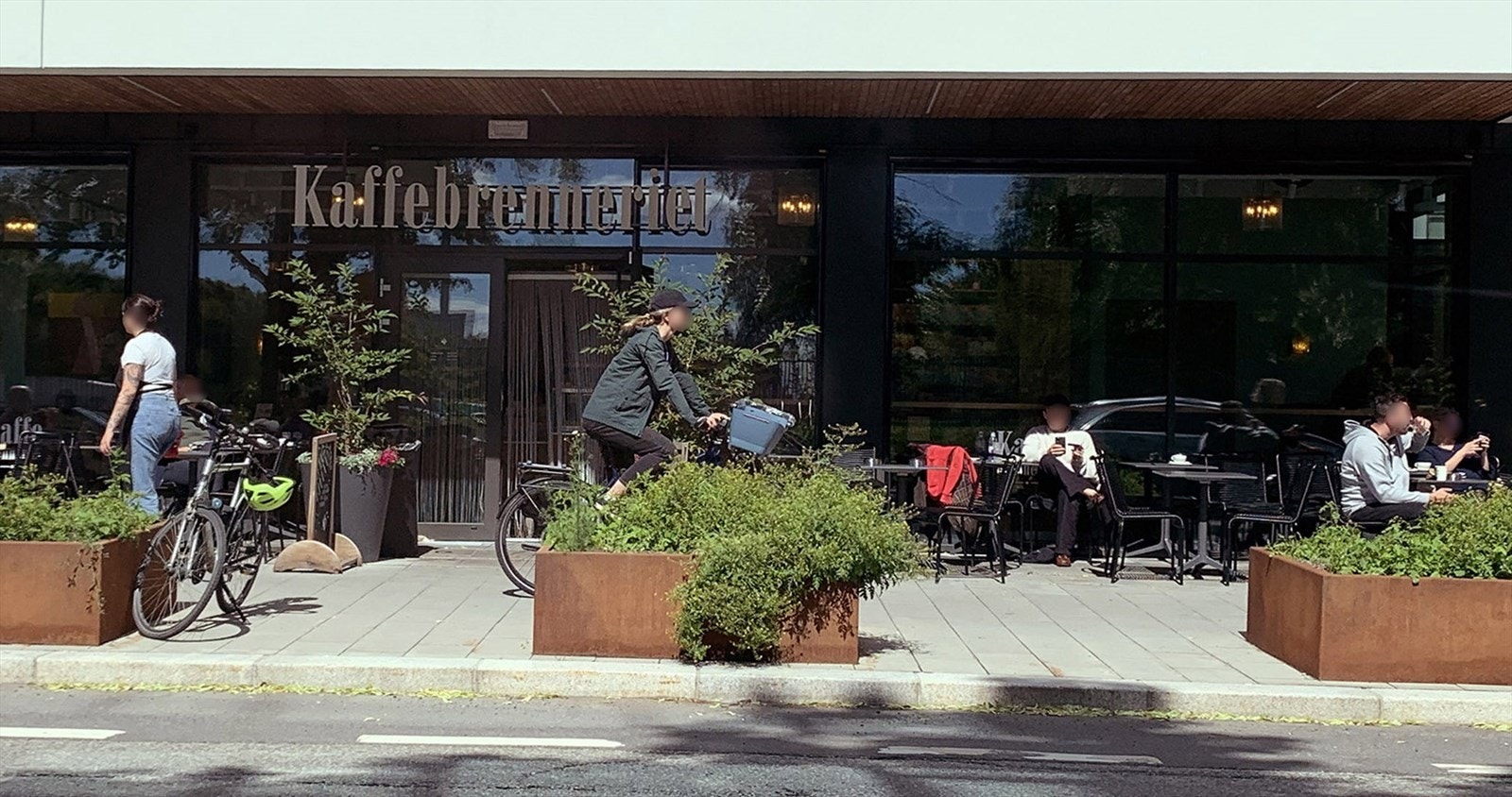 Hyggelig kaffer og spiseplasser finner du rett på andre siden av veien i Middelthunet. Galleribilde