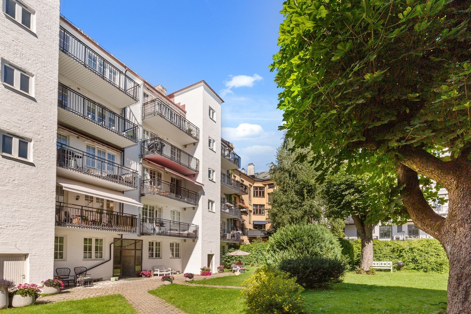 Fasaden til Jacob Aalls gate 9, sett fra bakgården. Hovedinngang og trappeoppgang er pusset opp høsten 2024 med nye fliser, brystpanel, ny flott hoveddør, nytt callinganlegg (døren kan også åpnes fra mobilen). Galleribilde