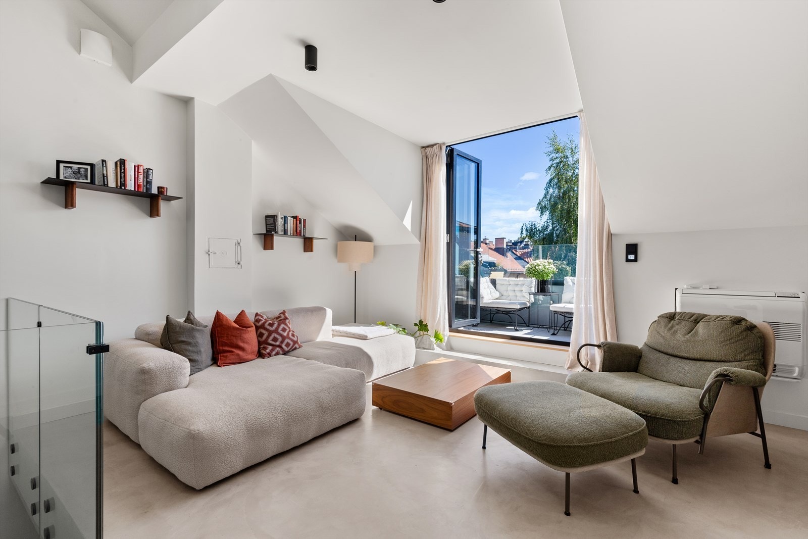 Leiligheten fremstår som svært lys og luftig med en perfekt og gjennomgående planløsning - Her vil du trives! Galleribilde