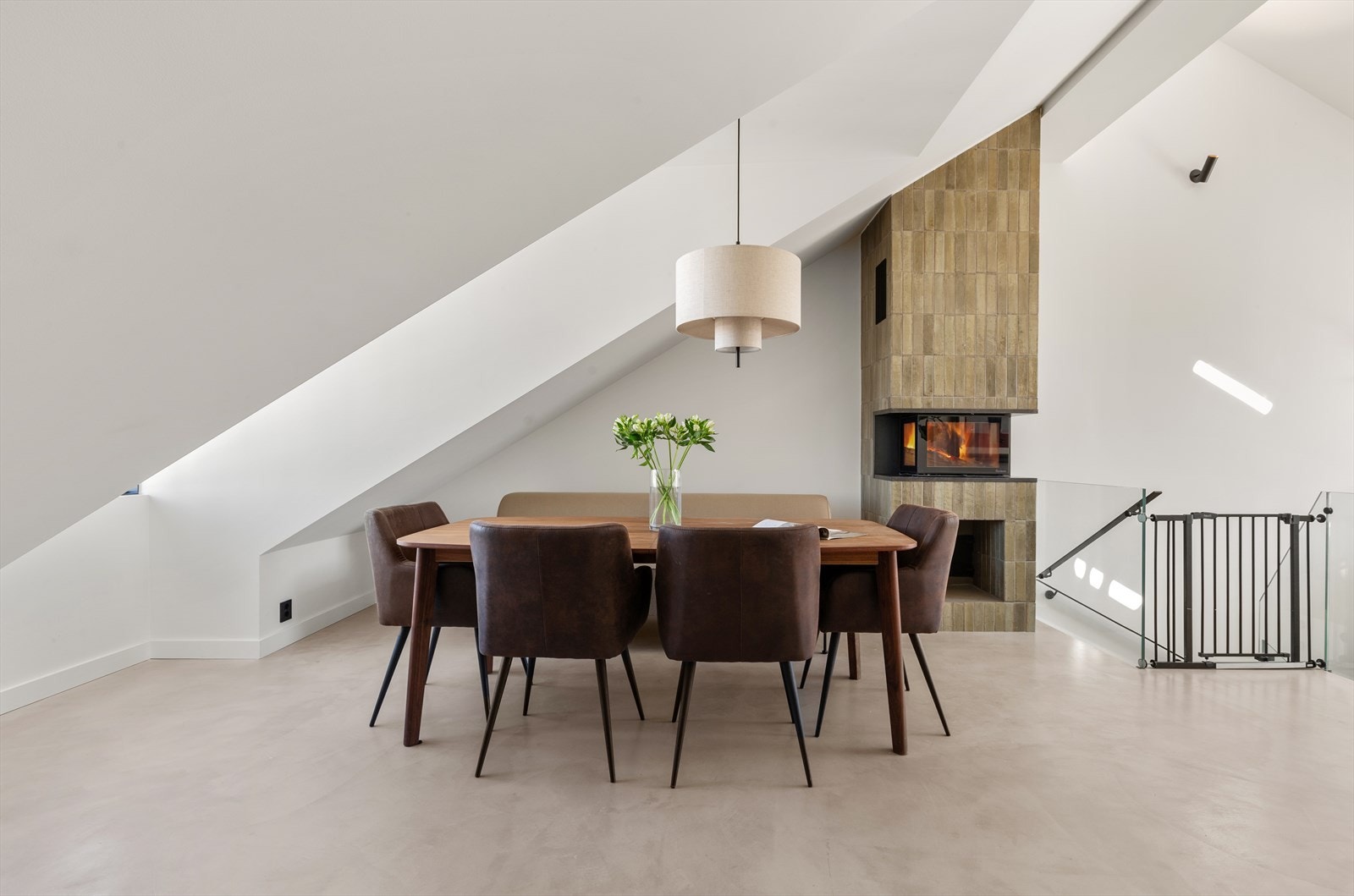 Leiligheten er malt i lyse og innbydende fager og flotte materialvalg. Galleribilde