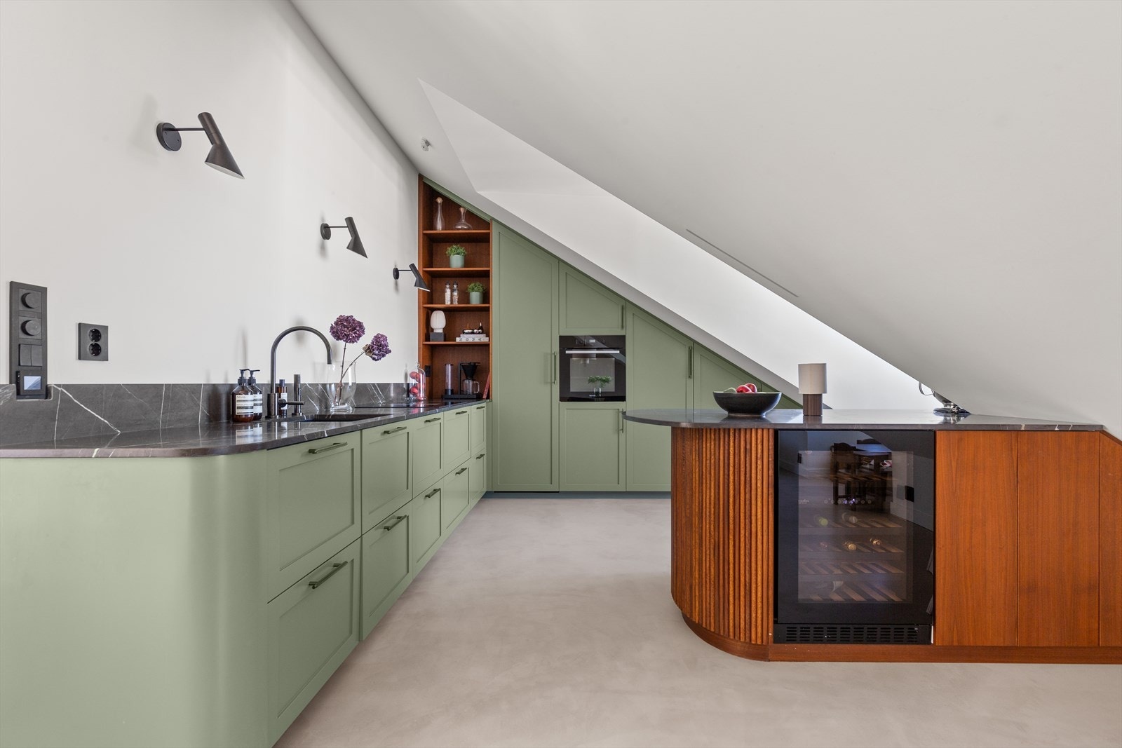 Svært lekkert og innbydende kjøkken som er designet av L´appartement Oslo og snekkerbygd av Cutfab. Galleribilde