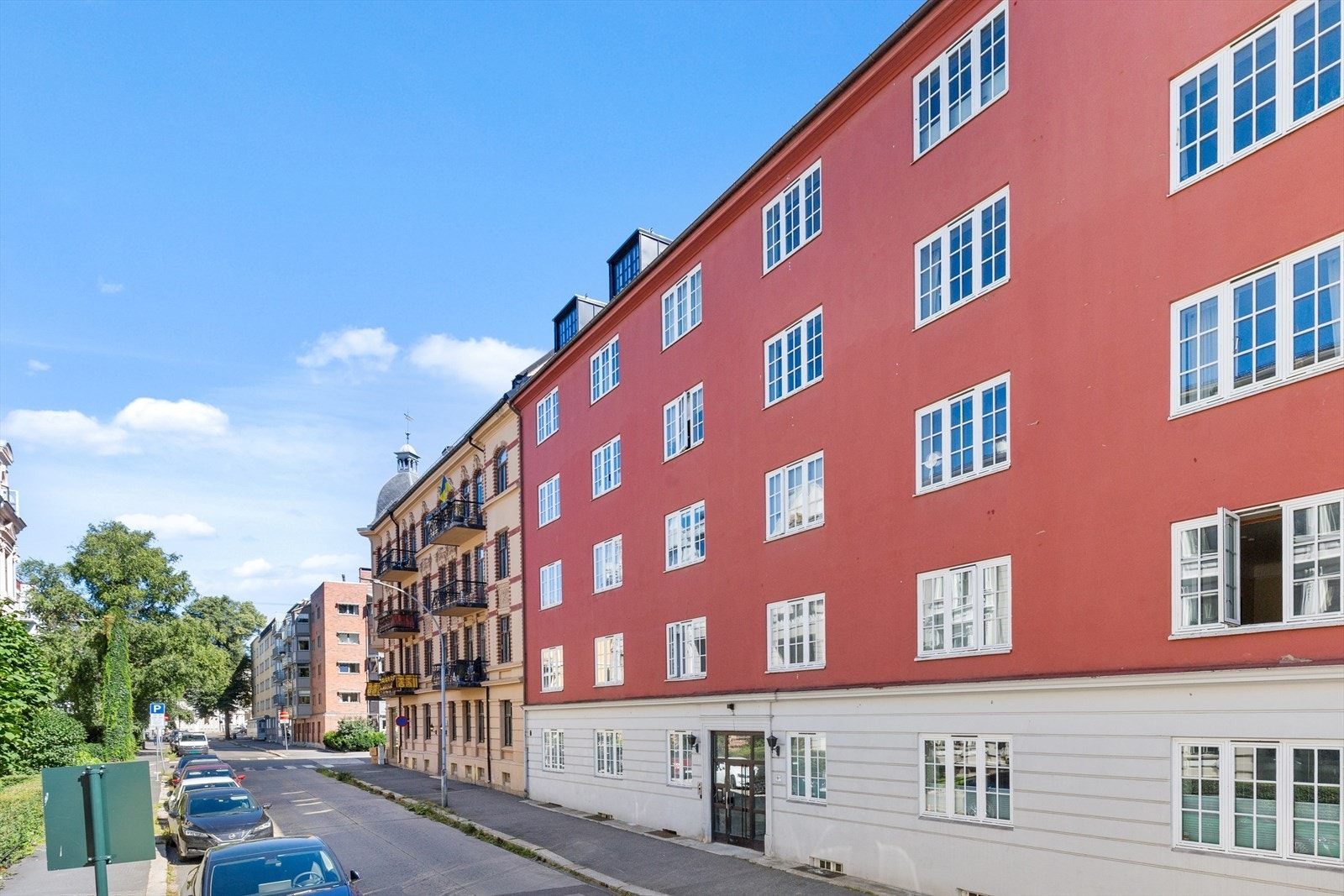 Fasaden til Jacob Aalls gate 9C sett fra forsiden. Her bor du midt i hjertet av Majorstuen i enveiskjørt og trafikkstille gate. Galleribilde