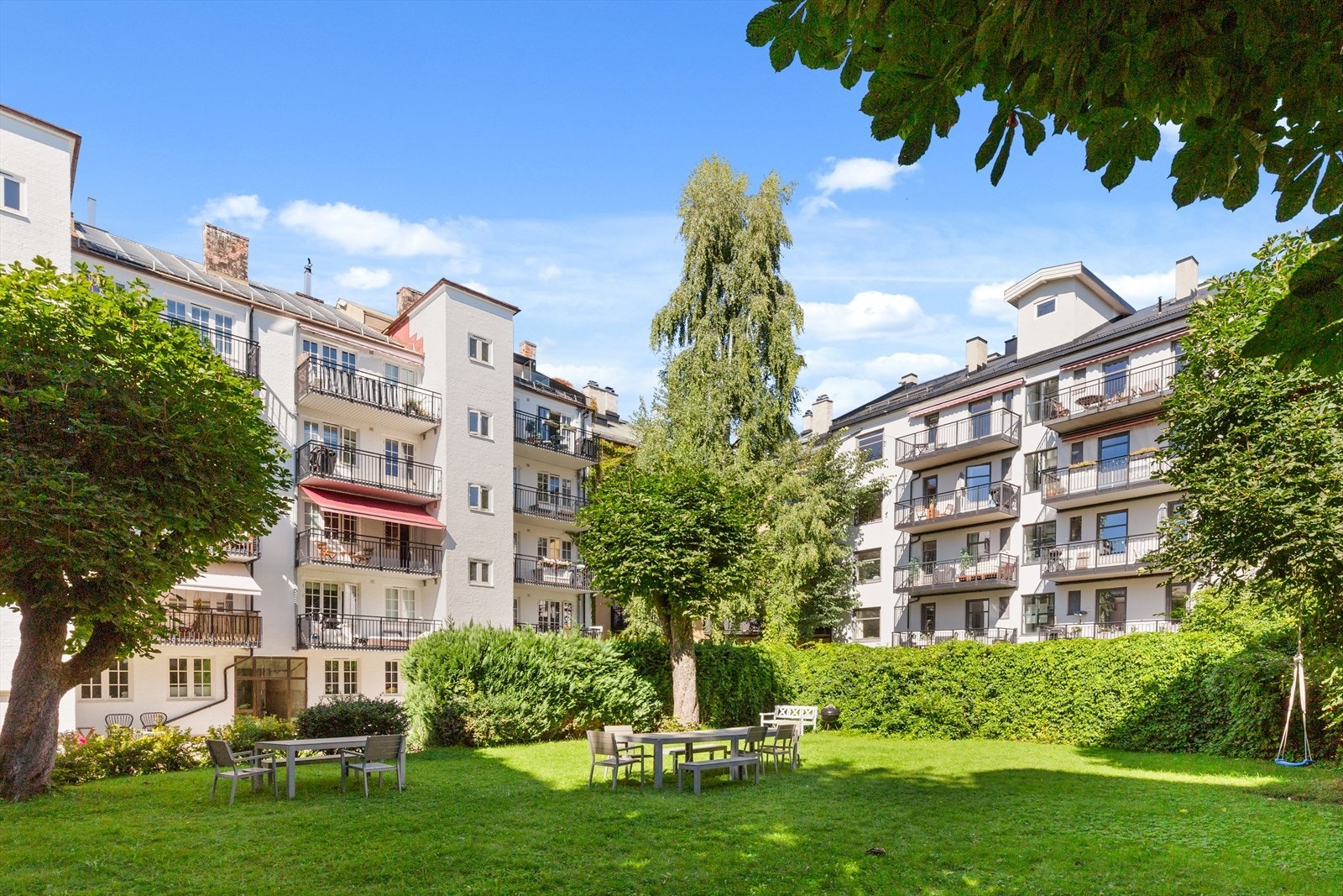 Sameiet har en stor og frodig bakgård. Her kan man trekke seg tilbake å nyte sin "egen" park. Sameiet har også noen utemøbler de setter ut om sommeren. Galleribilde