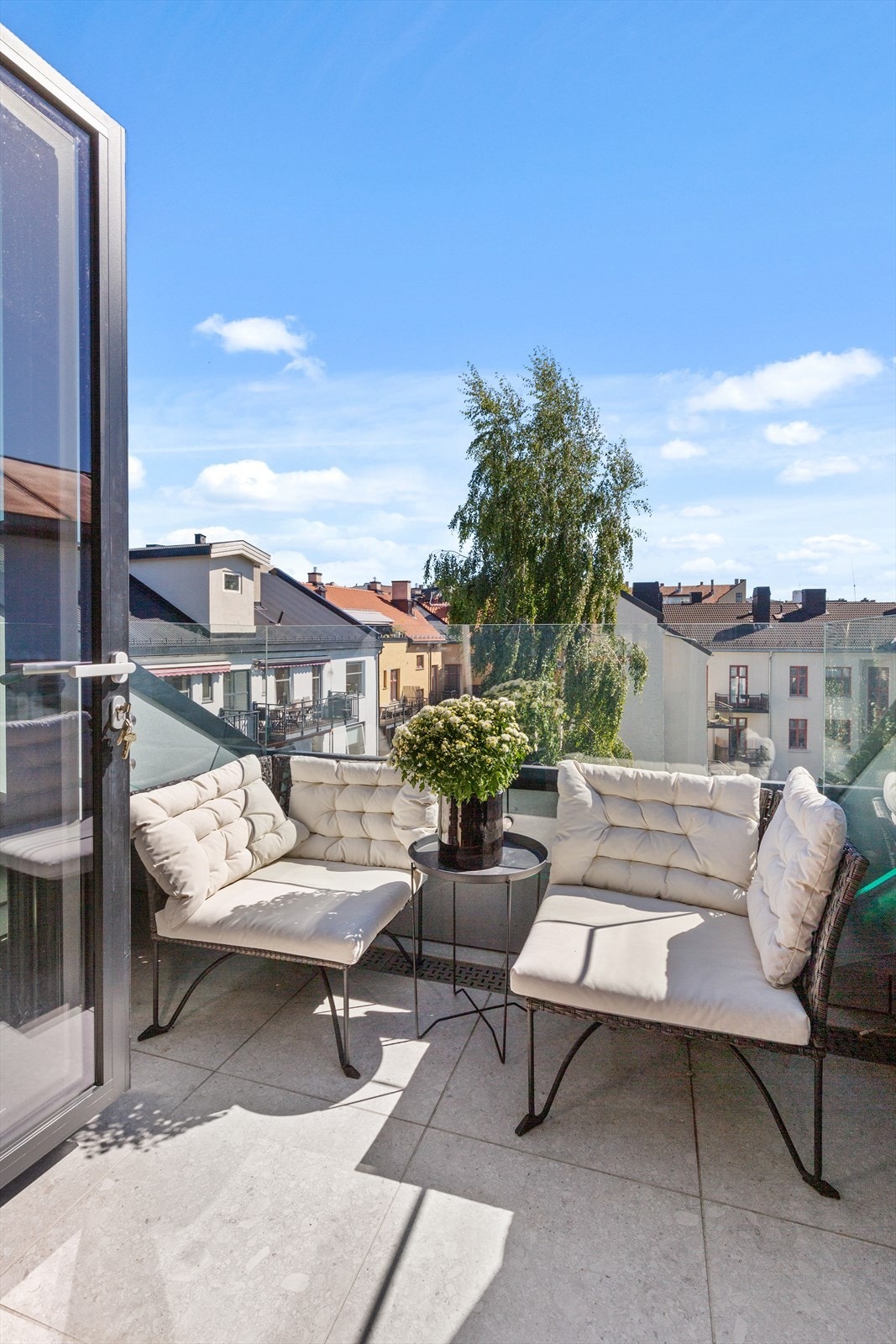 Leiligheten har to solrike balkonger på 4 og 8kvm som vender mot frodig og idyllisk bakgård. Galleribilde