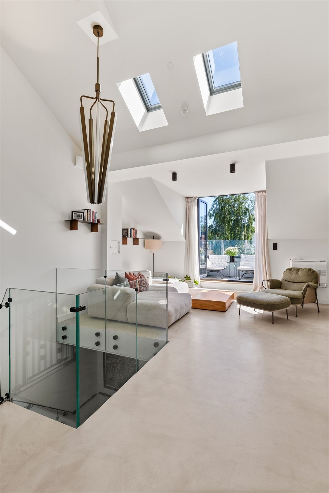 Total renovert og designet av L´appartement i 2023, boligen bærer preg av kvalitet, påkostede materialer og gjennomtenke løsninger i alle rom. Galleribilde