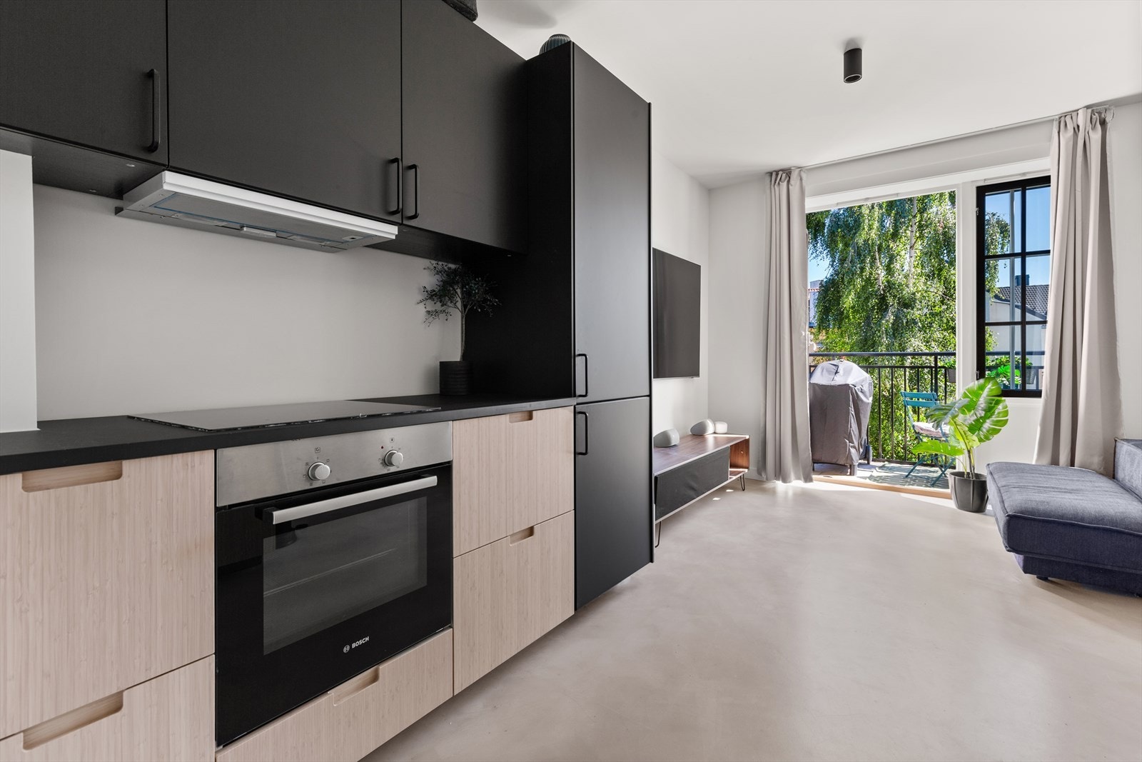 Pent kjøkken som har god med benke-/ og skapplass og integrerte hvitevarer. Galleribilde