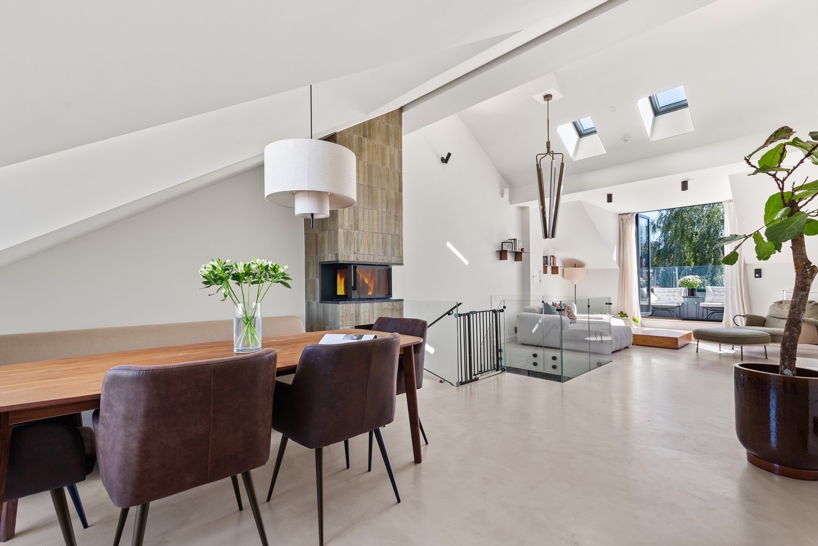 Leiligheten gir umiddelbart et inntrykk av høy kvalitet med påkostede materialer, gjennomførte og snekkerbygde løsninger i alle rom, som skaper en eksklusiv og god atmosfære. Galleribilde