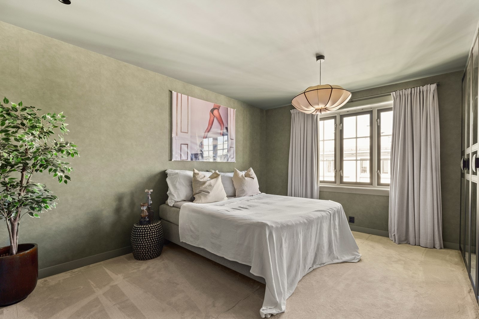 Stort og romslig hovedsoverom. Hovedsoverommet har god plass til dobbeltseng, tilhørende møblement, rikelig med garderobeskap og vegg til vegg teppe som skaper en lun og god følelse i rommet. Galleribilde