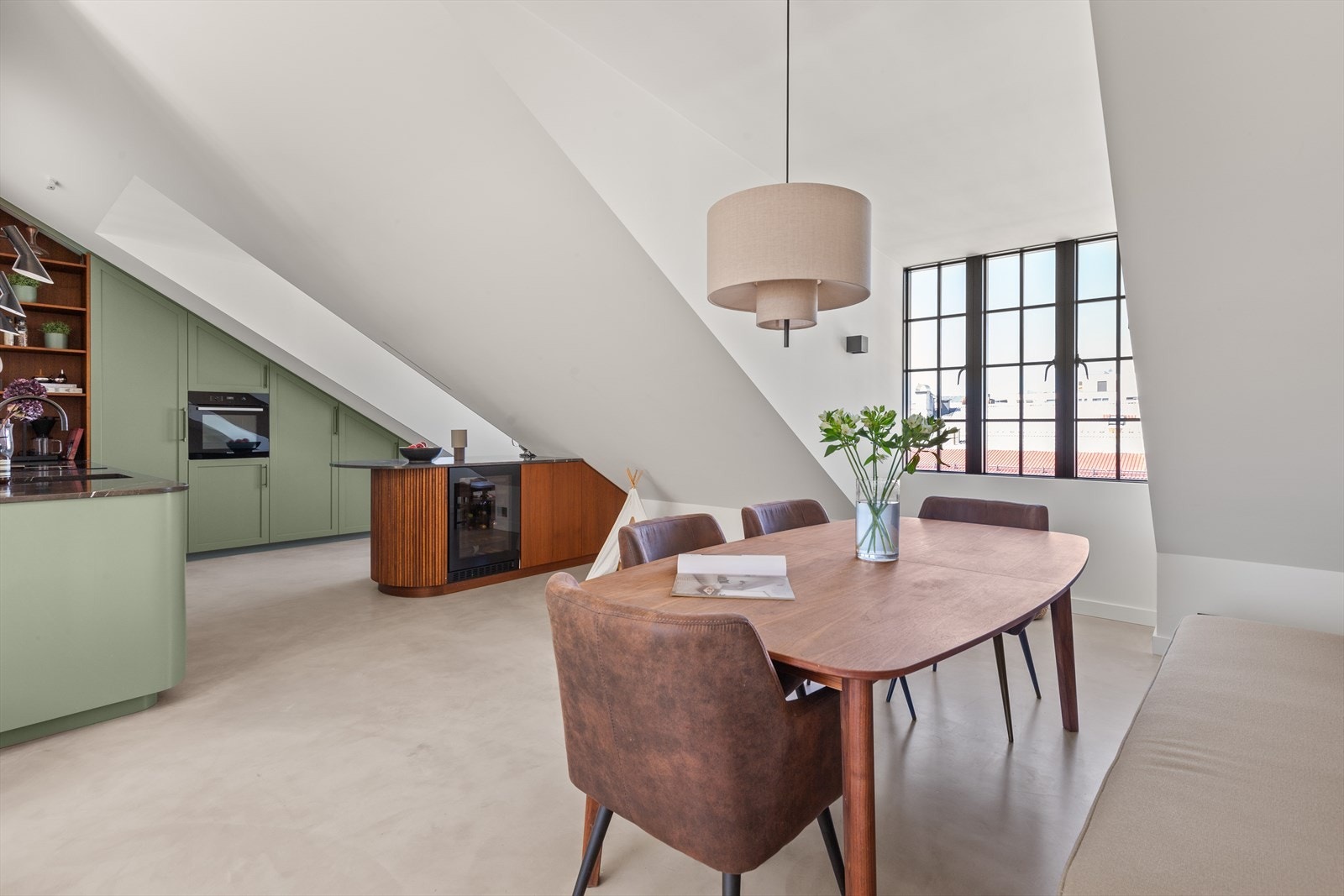 Svært flott og luftig spisestue med åpen kjøkkenløsning. Spisestuen har god plass til stort spisebord, perfekt for sosiale og hyggelige sammenkomster. Galleribilde