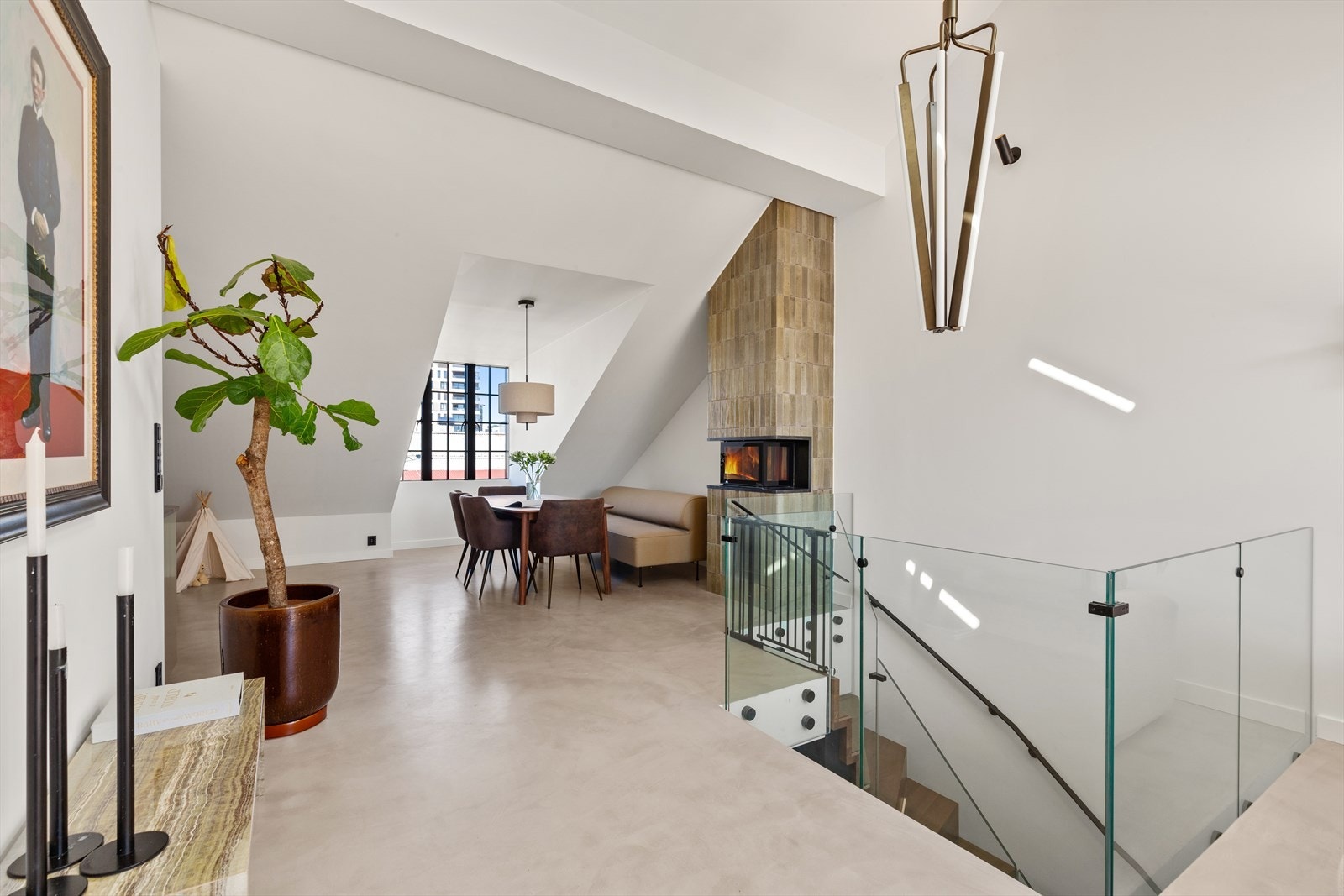 Legg merke til alle de flotte detaljene, takhøyde på hele 3.95meter, det lekre gulvet, glass rekkverket og leilighetens flott peis. Galleribilde