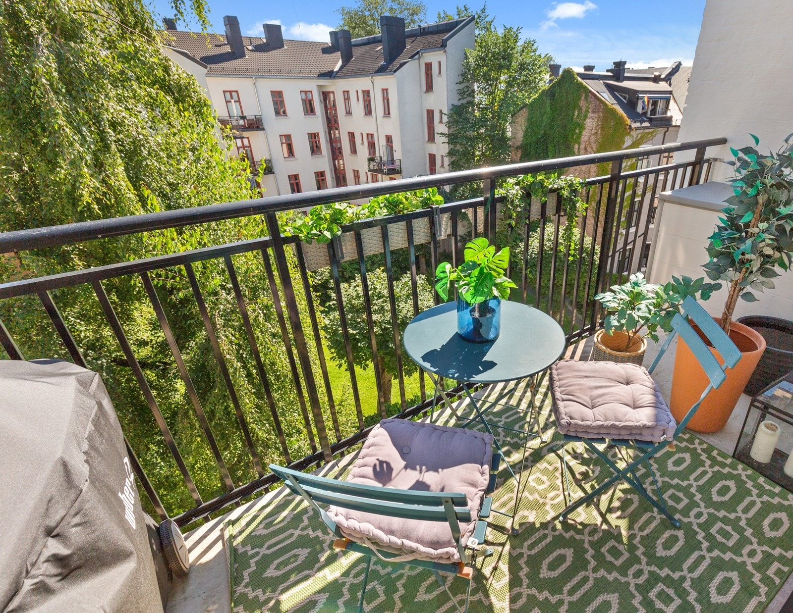 Leiligheten ligger fint og usjenert til i byggets 5/6 etasje med to solrike balkonger, store vindusflater, ildsteder, to bad, hybel, fantastisk takhøyde og flotte detaljer. Galleribilde