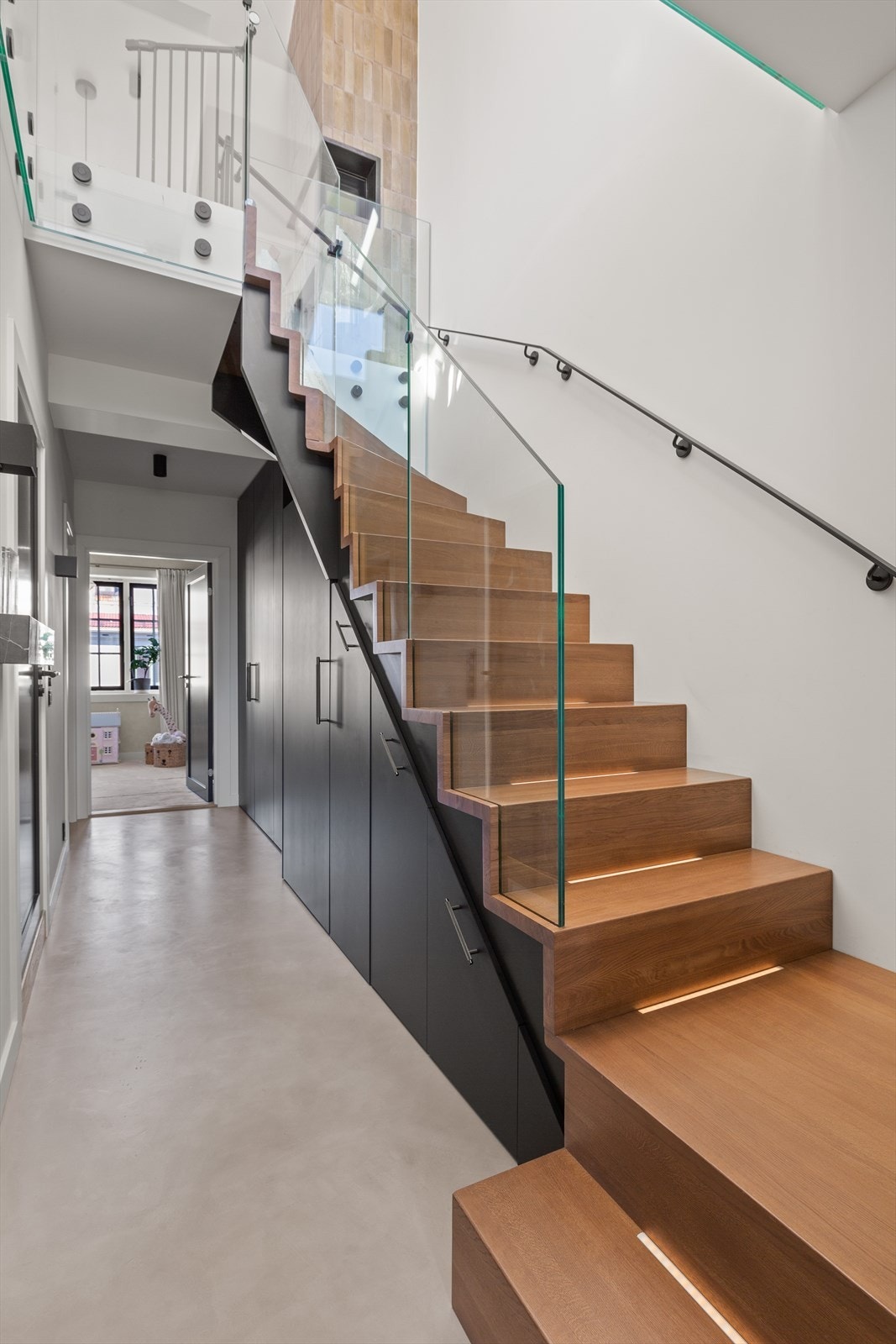 Legg merke til detaljene i trappen og den innebygde garderoben under trappen. Galleribilde