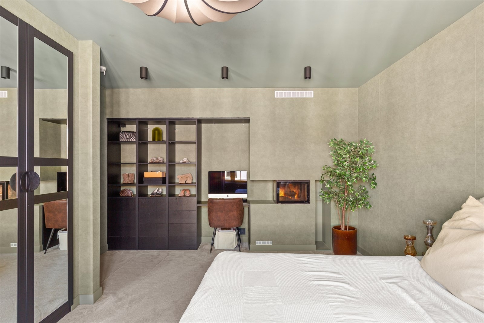 Her får du også en liten kontoravdeling eller sminkebord, samt flott peis som skapet en koselig atmosfære. Galleribilde