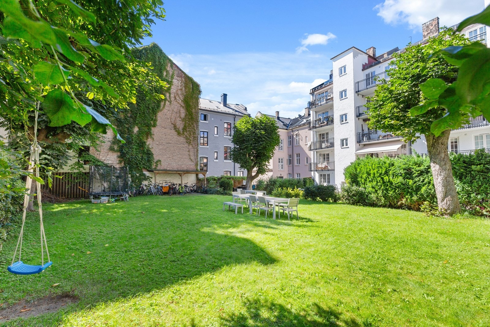 Stille, rolig og idyllisk bakgård. Galleribilde