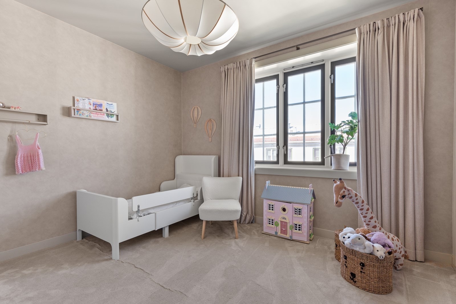 Soverom 2 holder også samme standard og materialvalg bare i en lysere tone. Soverom har god plass til dobbeltseng, tilhørende møblement, garderobeløsning og vegg til vegg teppe. Galleribilde