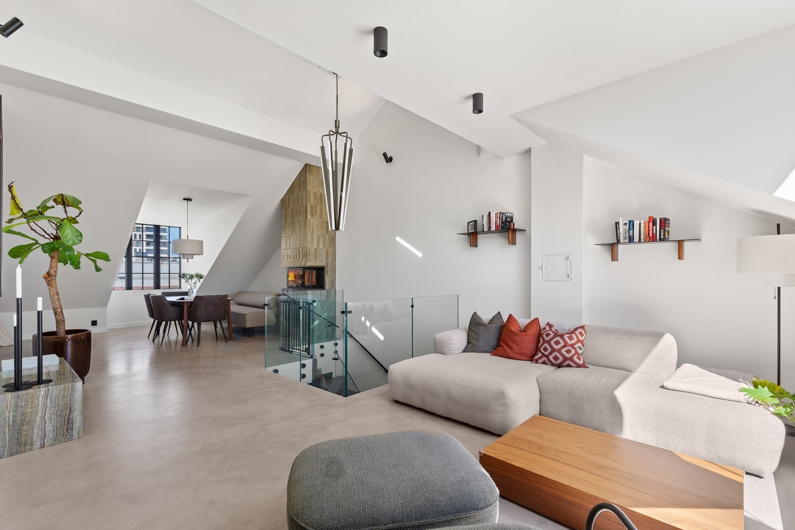 Stor og luftig stue. Stuen har god plass til sofagruppe og mange muligheter for møblering etter egen ønsker. Galleribilde