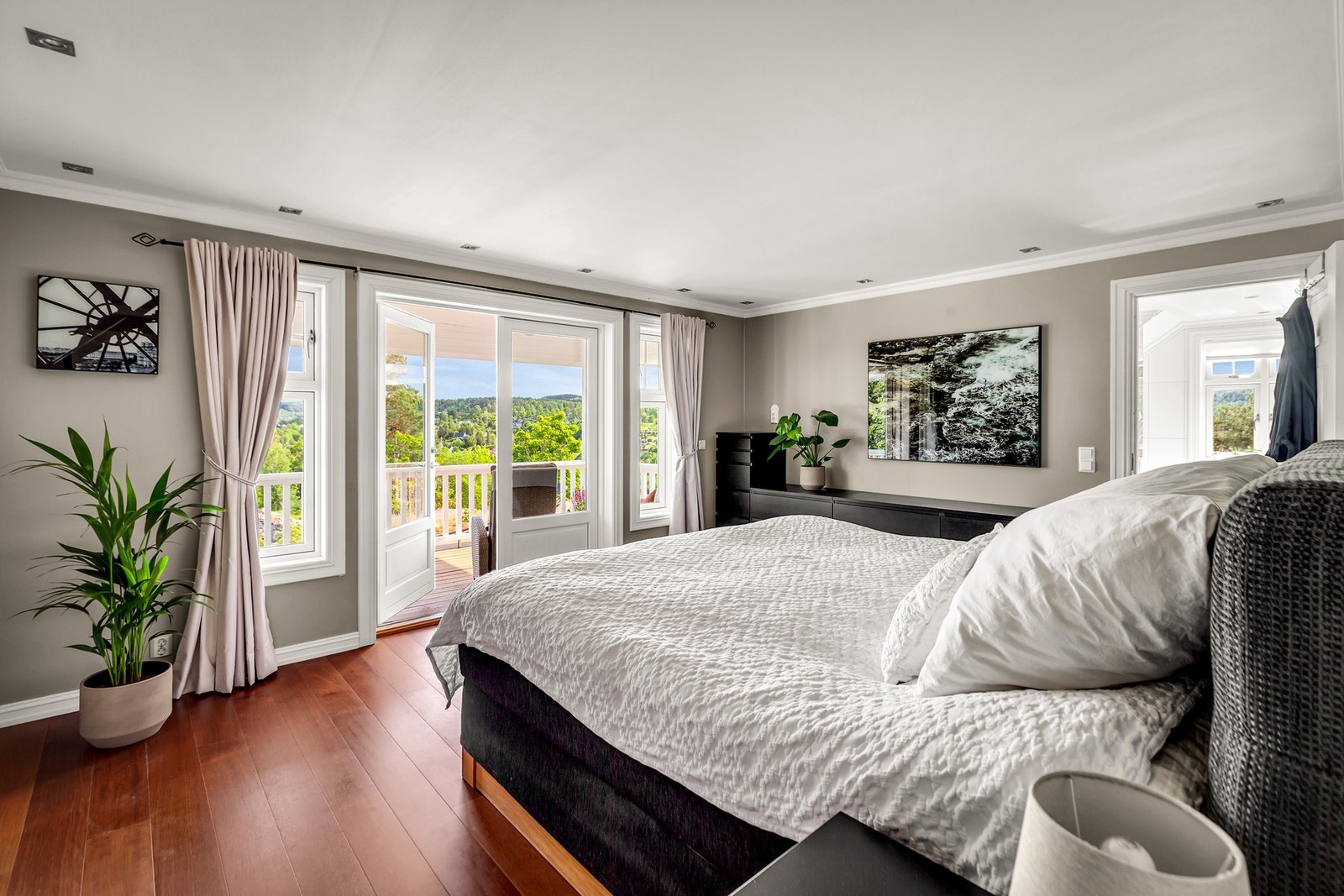 Romslig master soverom med god garderobeplass og behagelig atmosfære. Galleribilde