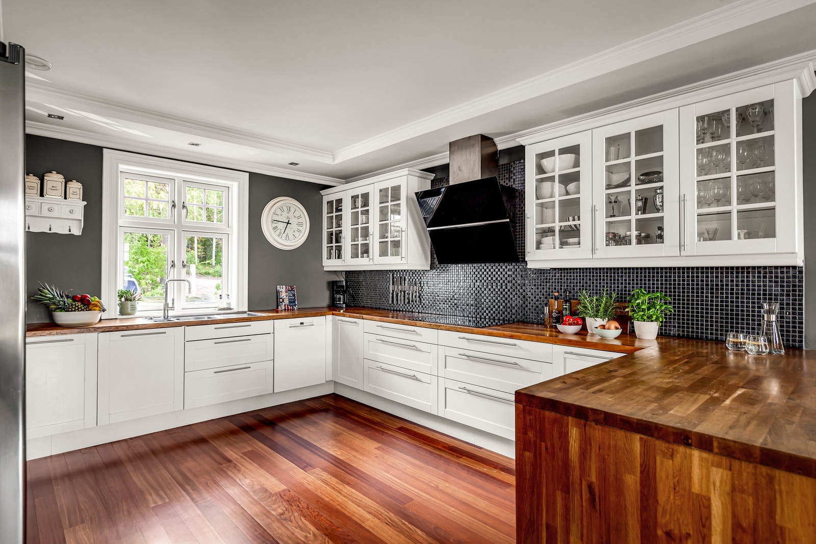 Påkostet kjøkken med heltre benkeplater og integrerte hvitevarer. Galleribilde