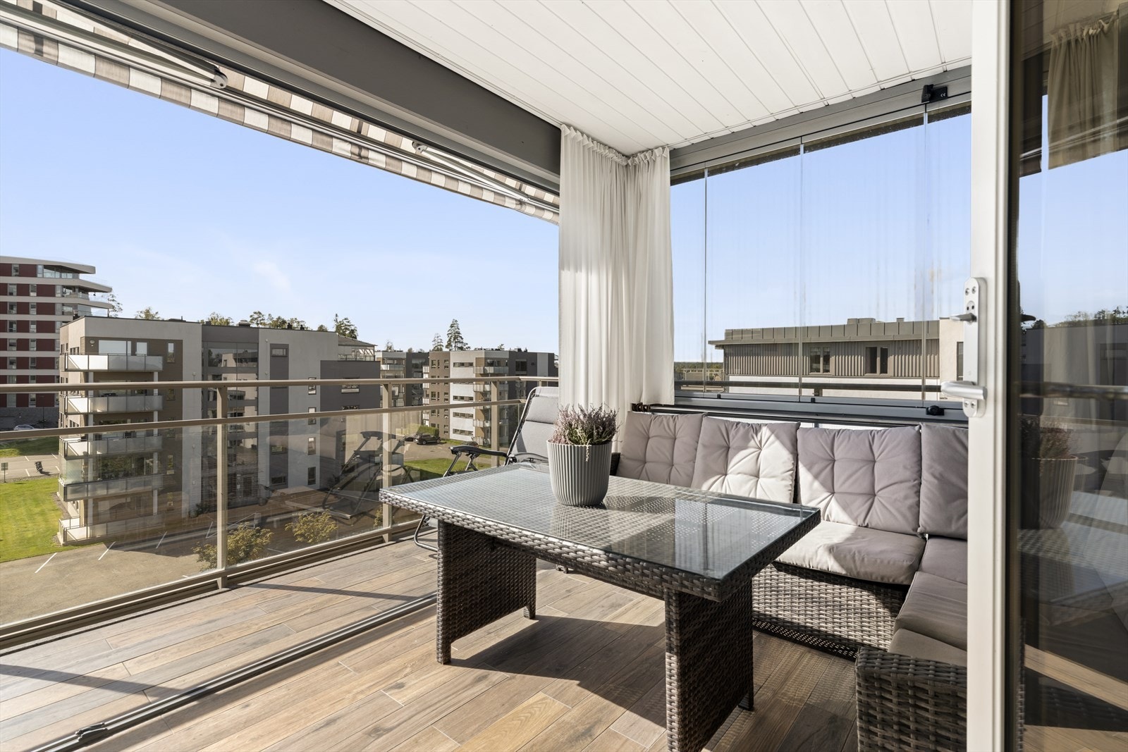 Det er plass til en større utemøbelgruppe på balkongen. Galleribilde