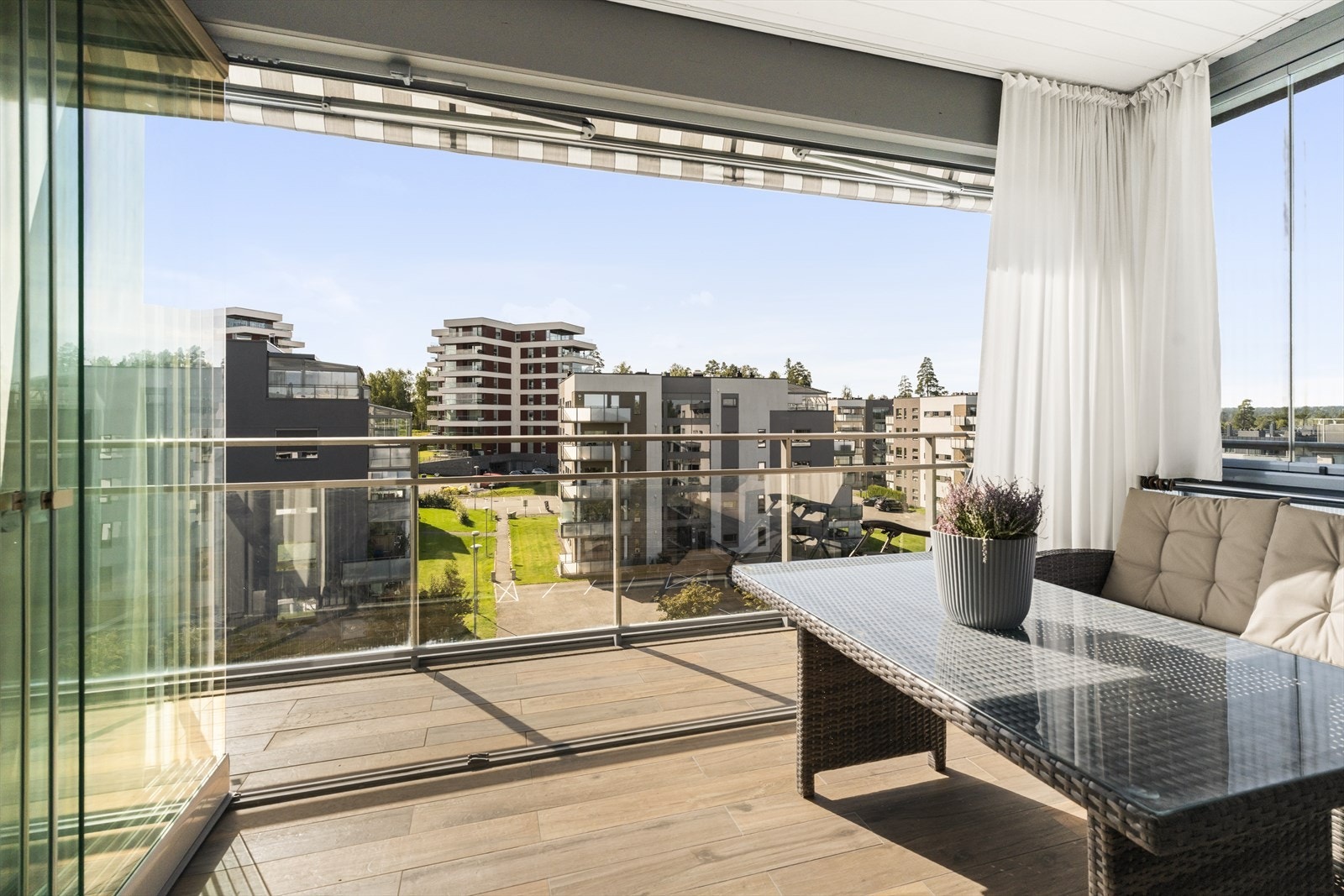 Flott utsikt fra balkongen mot fellesarealet. Galleribilde