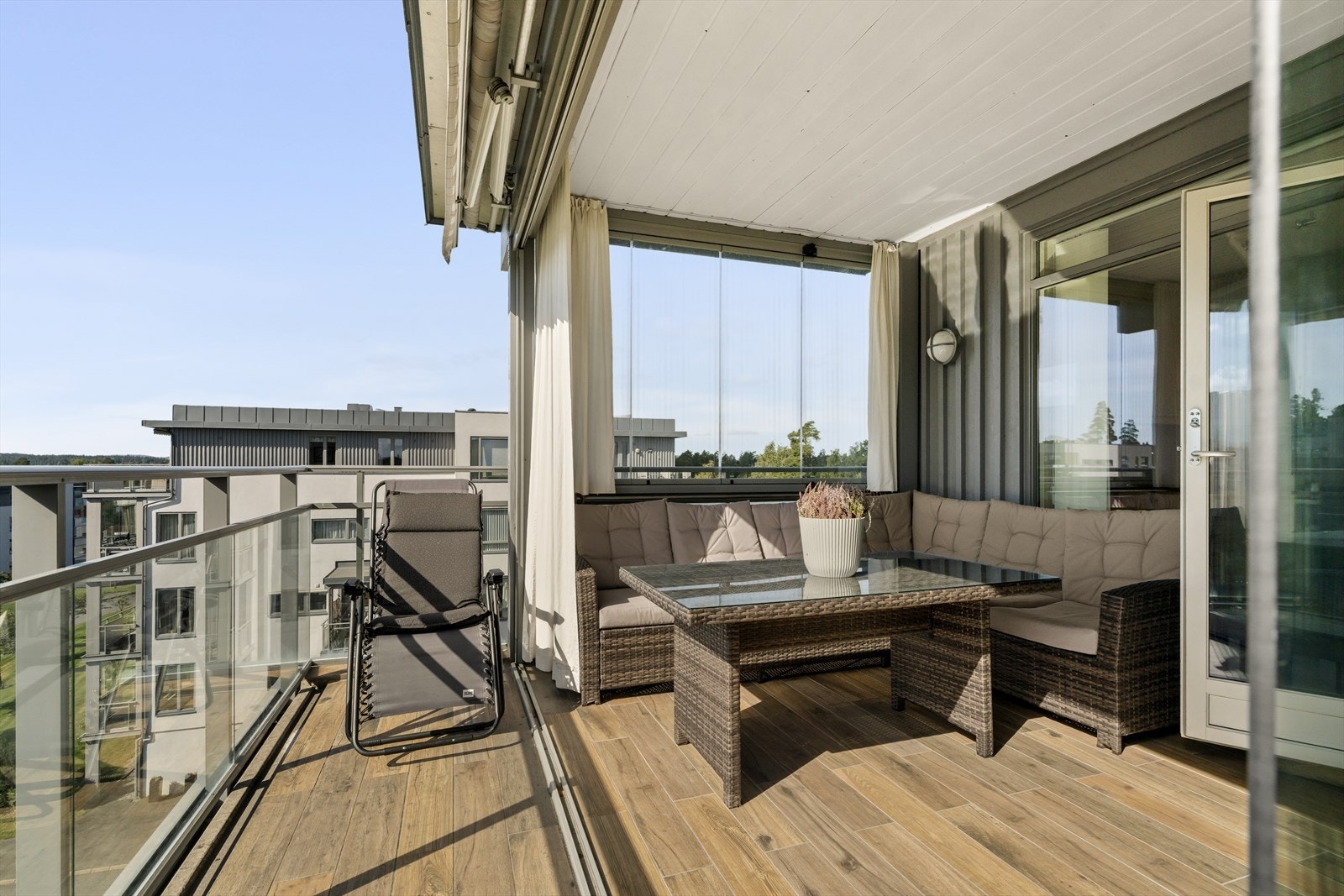 Fra stuen er det utgang til balkong på totalt ca 15 m2 med rekkverk av glass og stål. Galleribilde