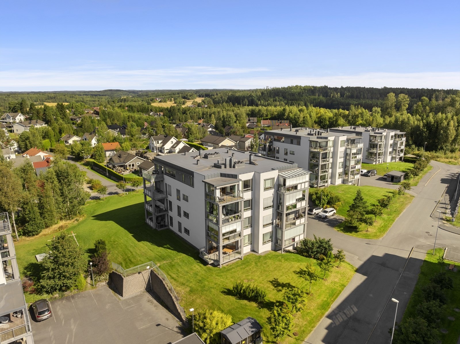 Ferllesarealet er pent opparbeidet med gressplen, busker og trær. Galleribilde