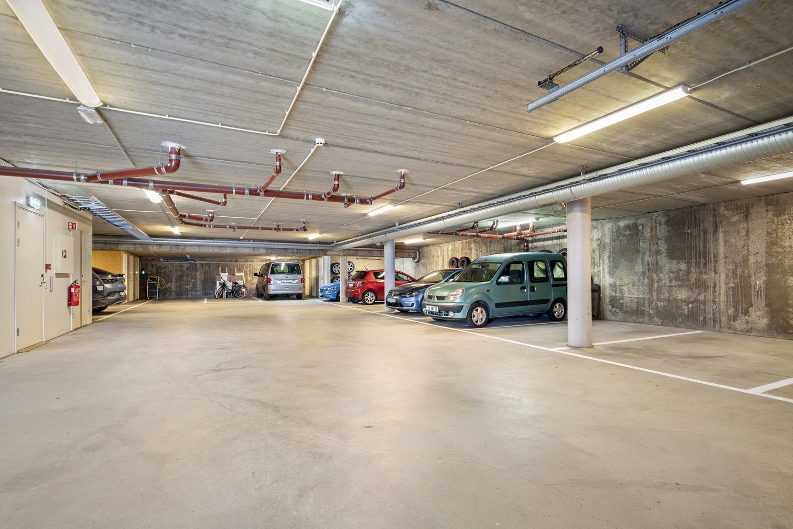 Biloppstillingsplass i garasjeanlegg, samt sportsbod ca 5 m2. Galleribilde